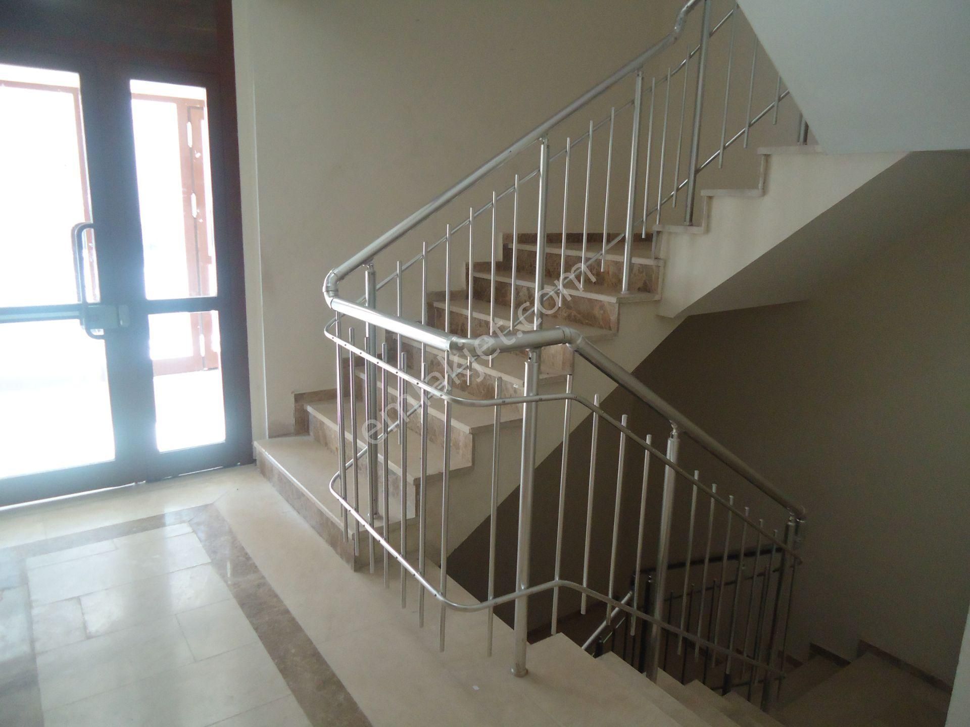 Krc'den Kısa Bloklarda Kiralık Giriş Kat 3+1 Daire - Görsel 4