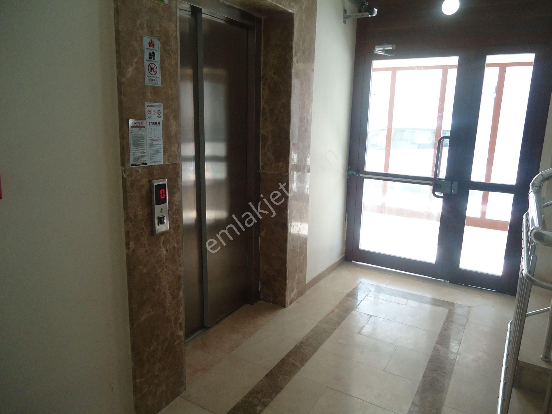 Krc'den Kısa Bloklarda Kiralık Giriş Kat 3+1 Daire - Görsel 5