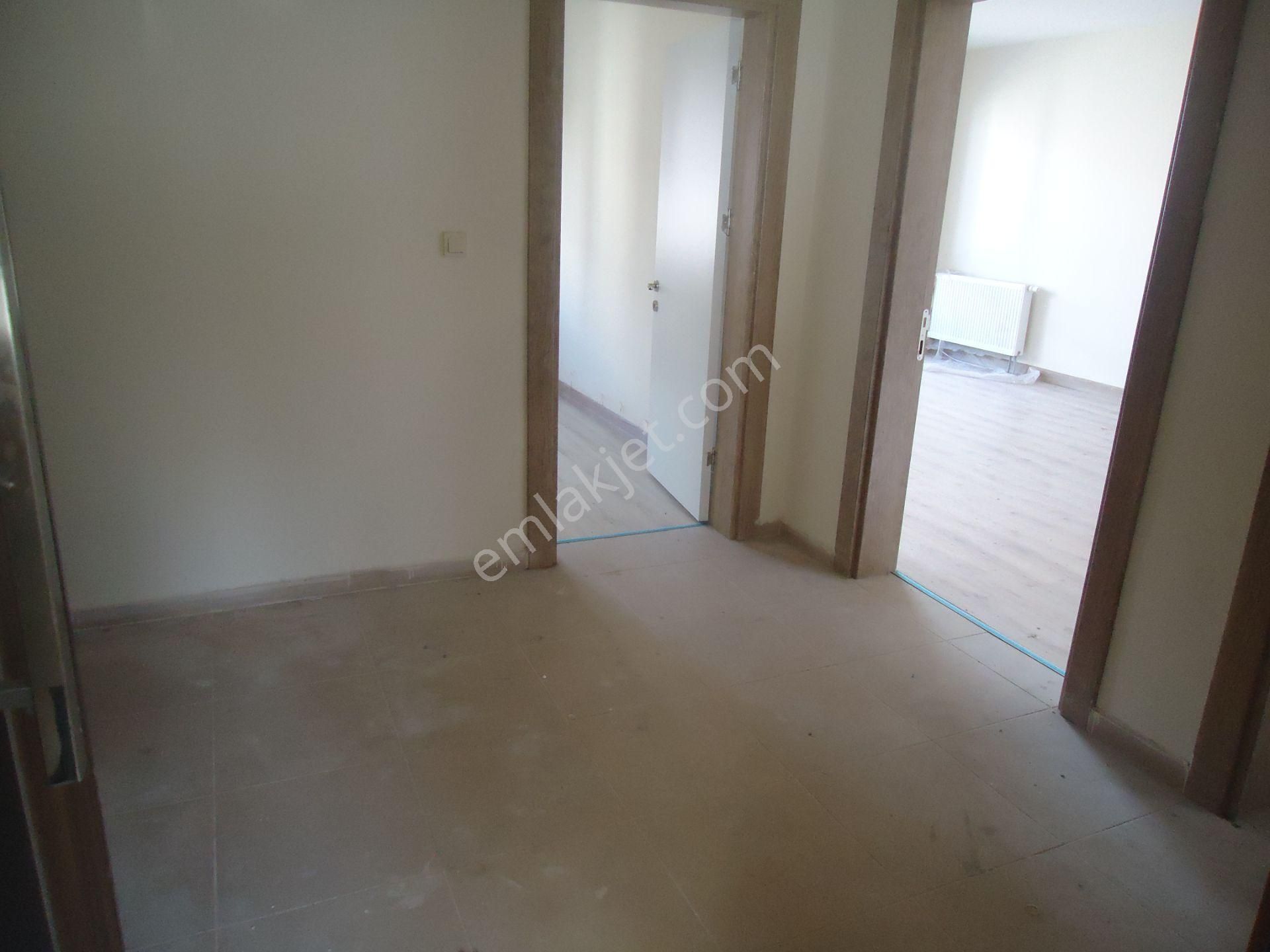 Krc'den Kısa Bloklarda Kiralık Giriş Kat 3+1 Daire - Görsel 6