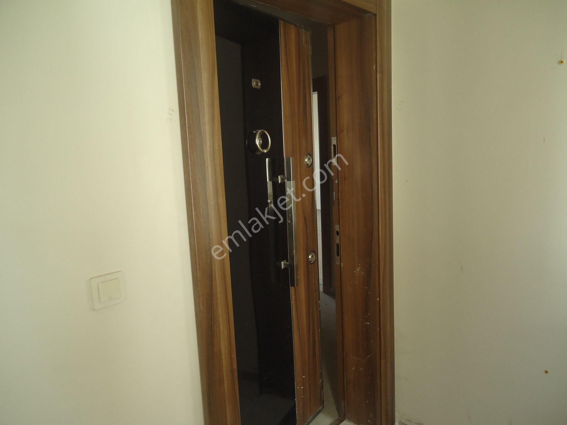Krc'den Kısa Bloklarda Kiralık Giriş Kat 3+1 Daire - Görsel 2