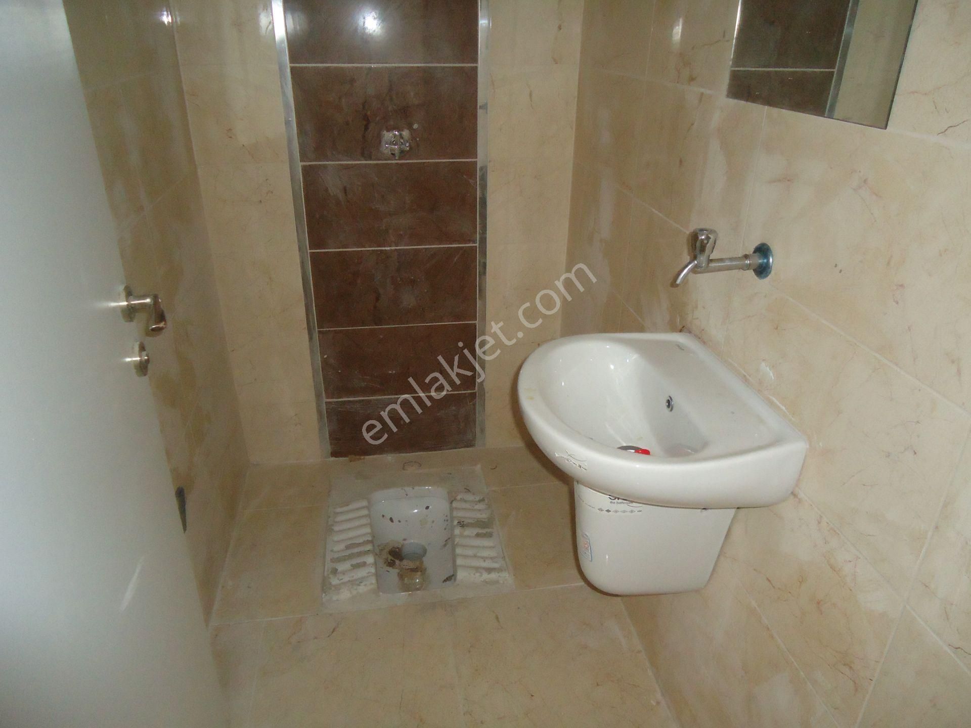Krc'den Kısa Bloklarda Kiralık Giriş Kat 3+1 Daire - Görsel 16