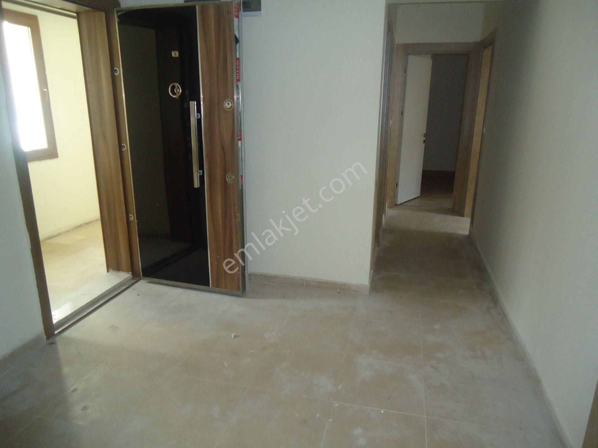 Krc'den Kısa Bloklarda Kiralık Giriş Kat 3+1 Daire - Görsel 8