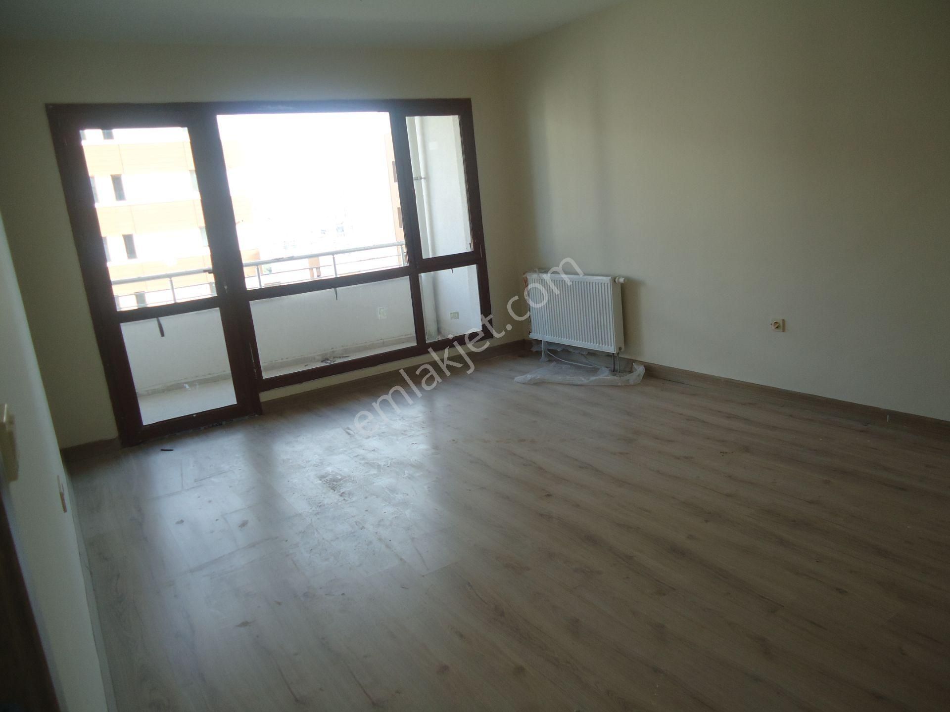 Krc'den Kısa Bloklarda Kiralık Giriş Kat 3+1 Daire - Görsel 9