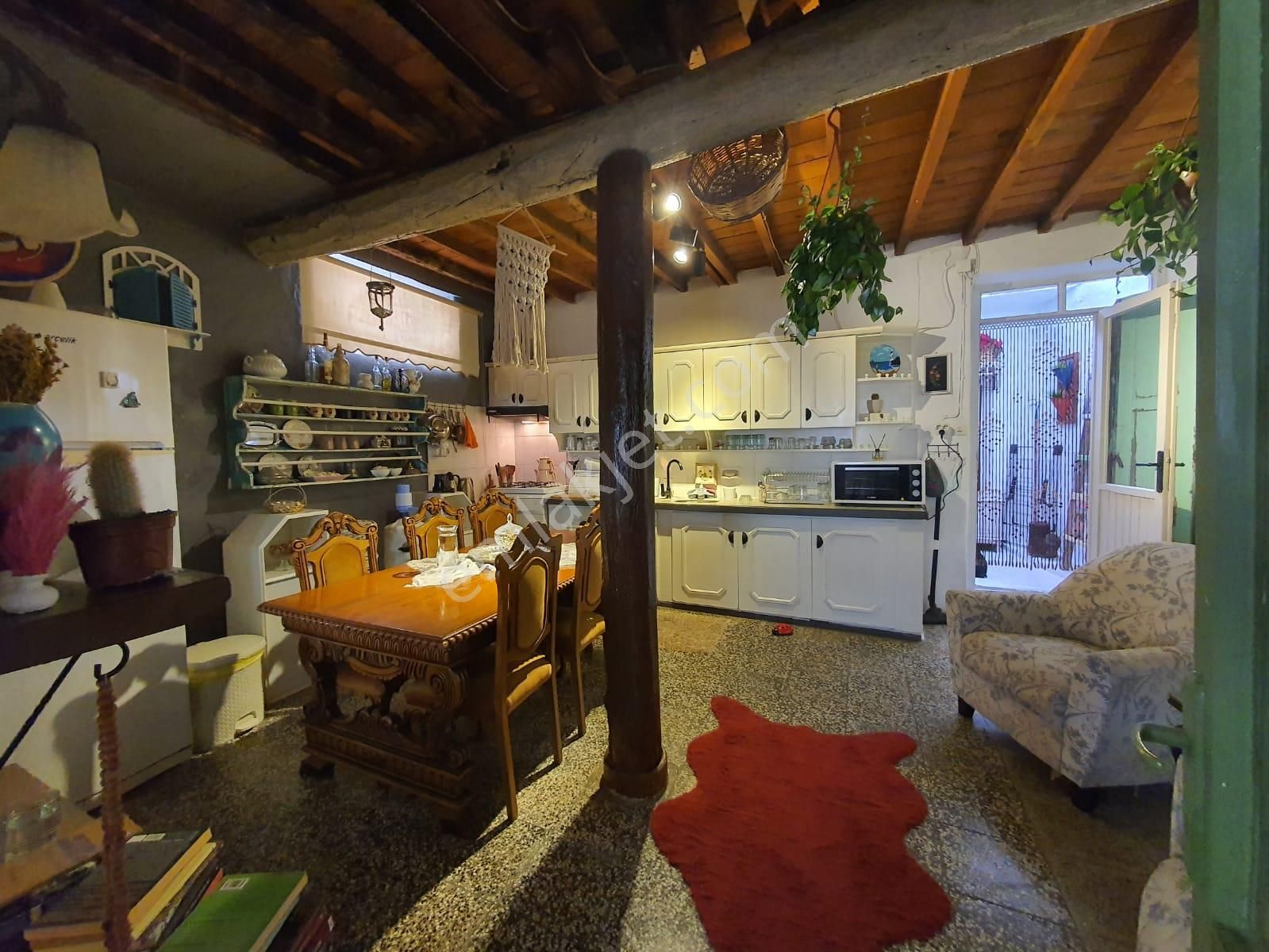 Ayvada'dan Ayvalık Merkez'de Deniz Manzaralı 2 Katlı 4+1 Taş Ev - Görsel 9