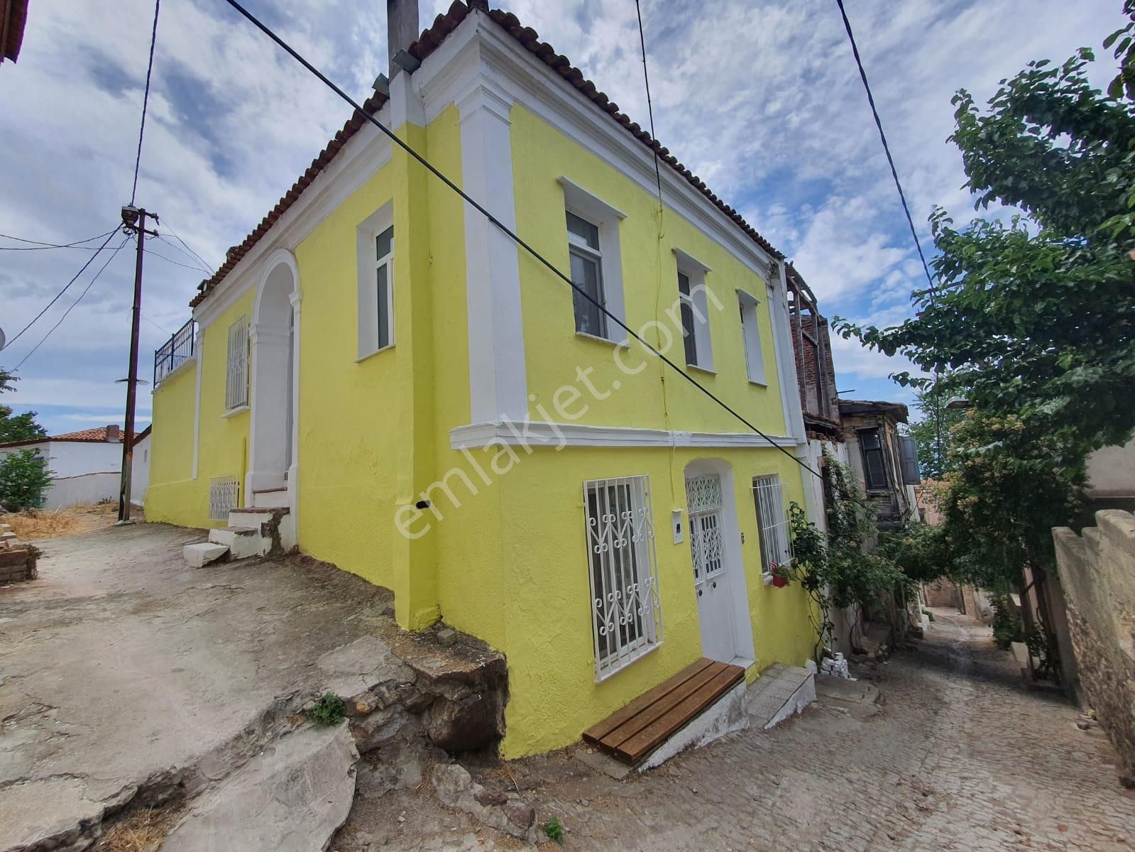 Ayvada'dan Ayvalık Merkez'de Deniz Manzaralı 2 Katlı 4+1 Taş Ev