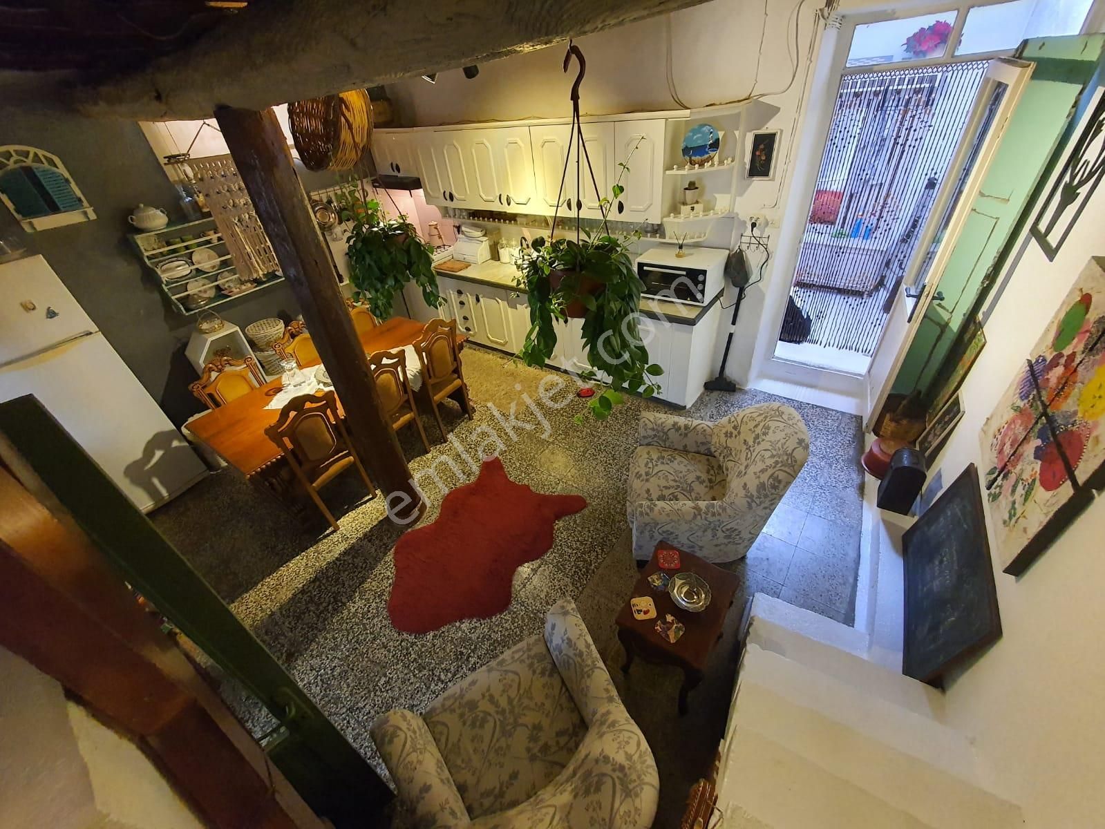 Ayvada'dan Ayvalık Merkez'de Deniz Manzaralı 2 Katlı 4+1 Taş Ev - Görsel 12