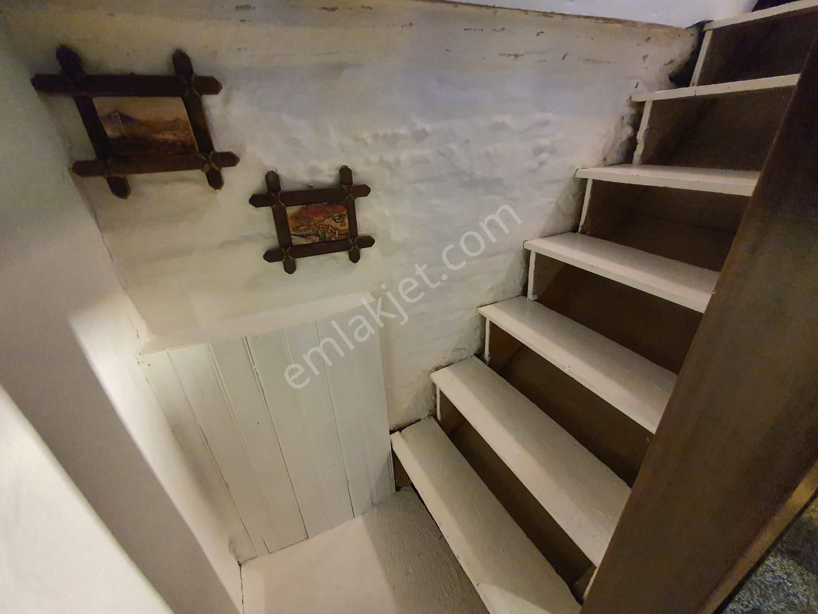 Ayvada'dan Ayvalık Merkez'de Deniz Manzaralı 2 Katlı 4+1 Taş Ev - Görsel 13