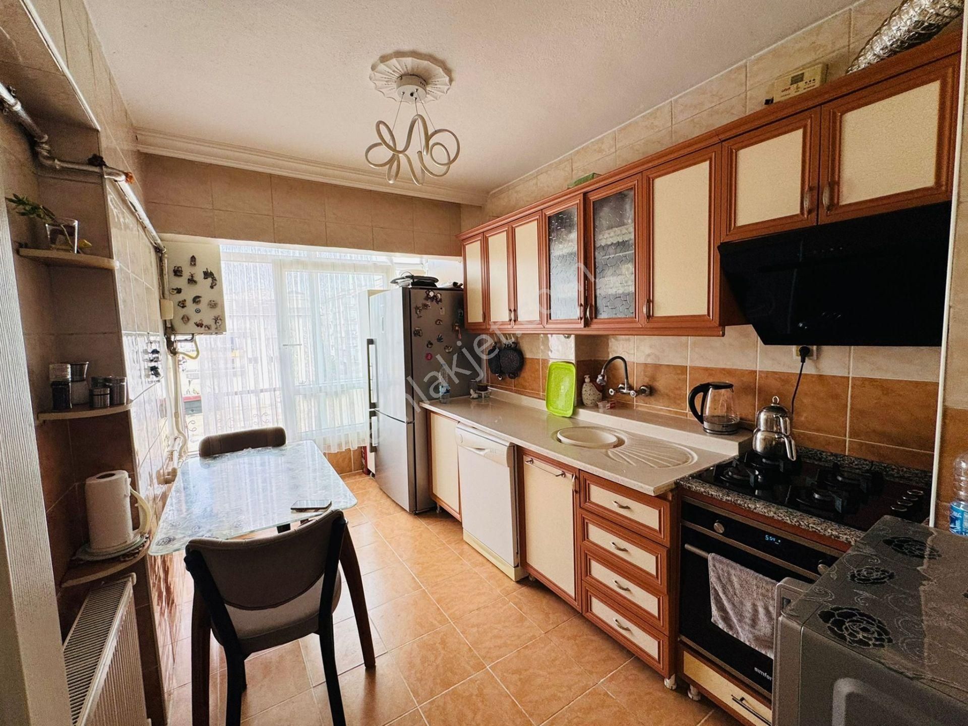 Beşikkaya Mahallesinde 3+1 3. Katta Satılık Daire !! - Görsel 4