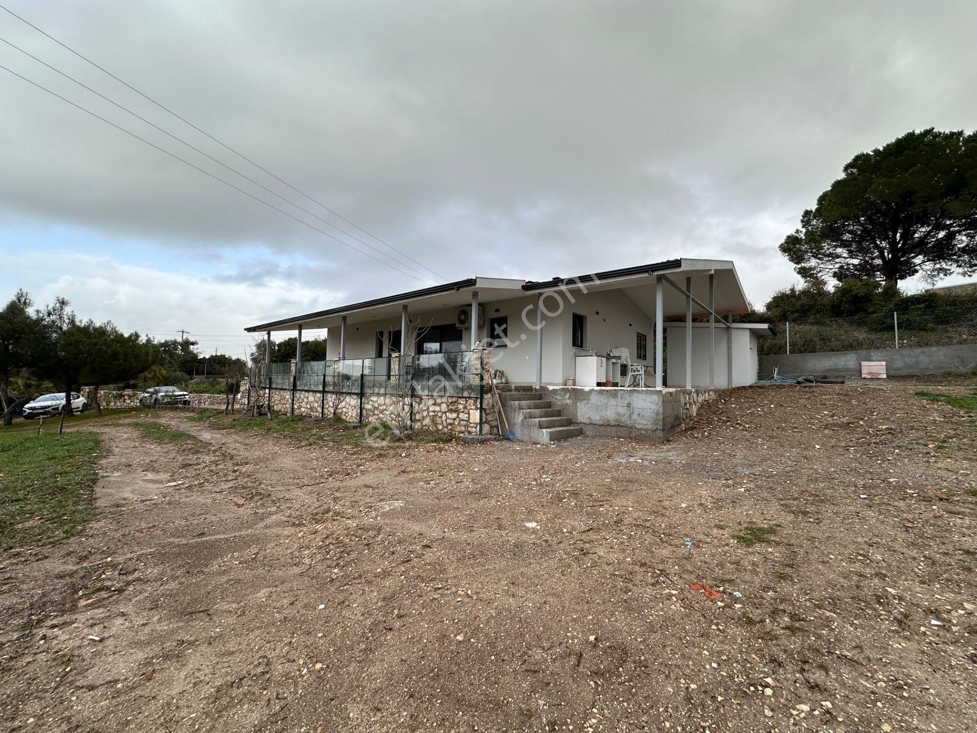 İçmeler'de Deniz Manzaralı Ana Yola Yakın Çiftlik Evi