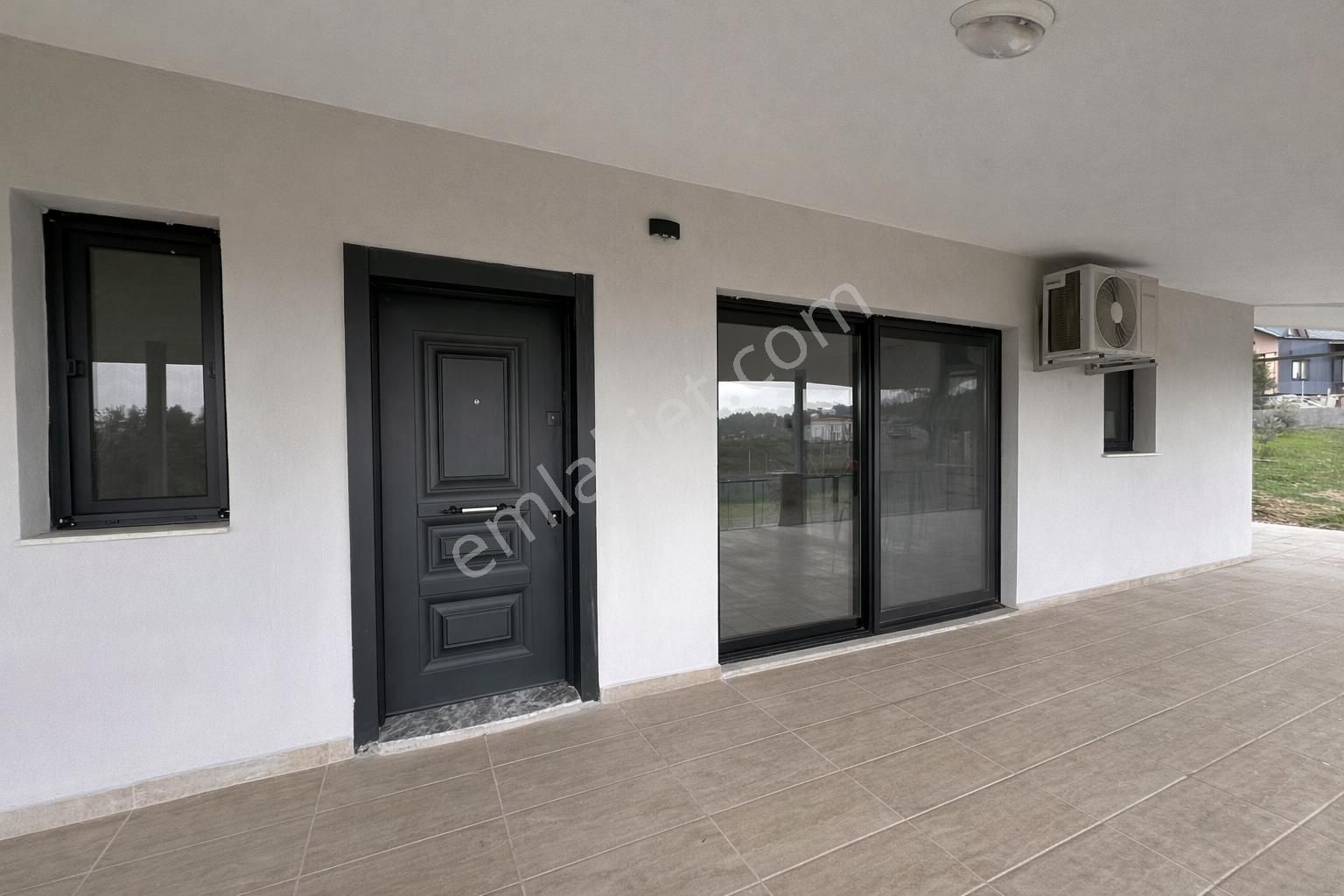 İçmeler'de Deniz Manzaralı Ana Yola Yakın Çiftlik Evi - Görsel 11