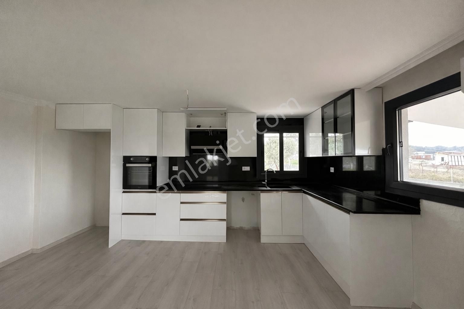 İçmeler'de Deniz Manzaralı Ana Yola Yakın Çiftlik Evi - Görsel 13