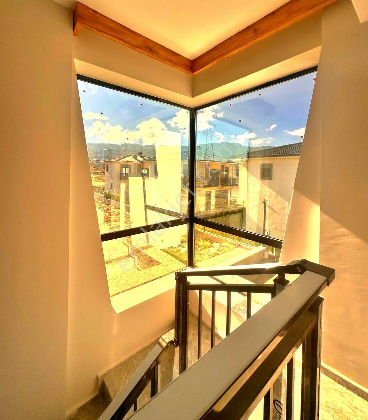 Kuşadasında Köşe Konumlu Özel Havuzlu 3+1 Sıfır Villa - Görsel 27