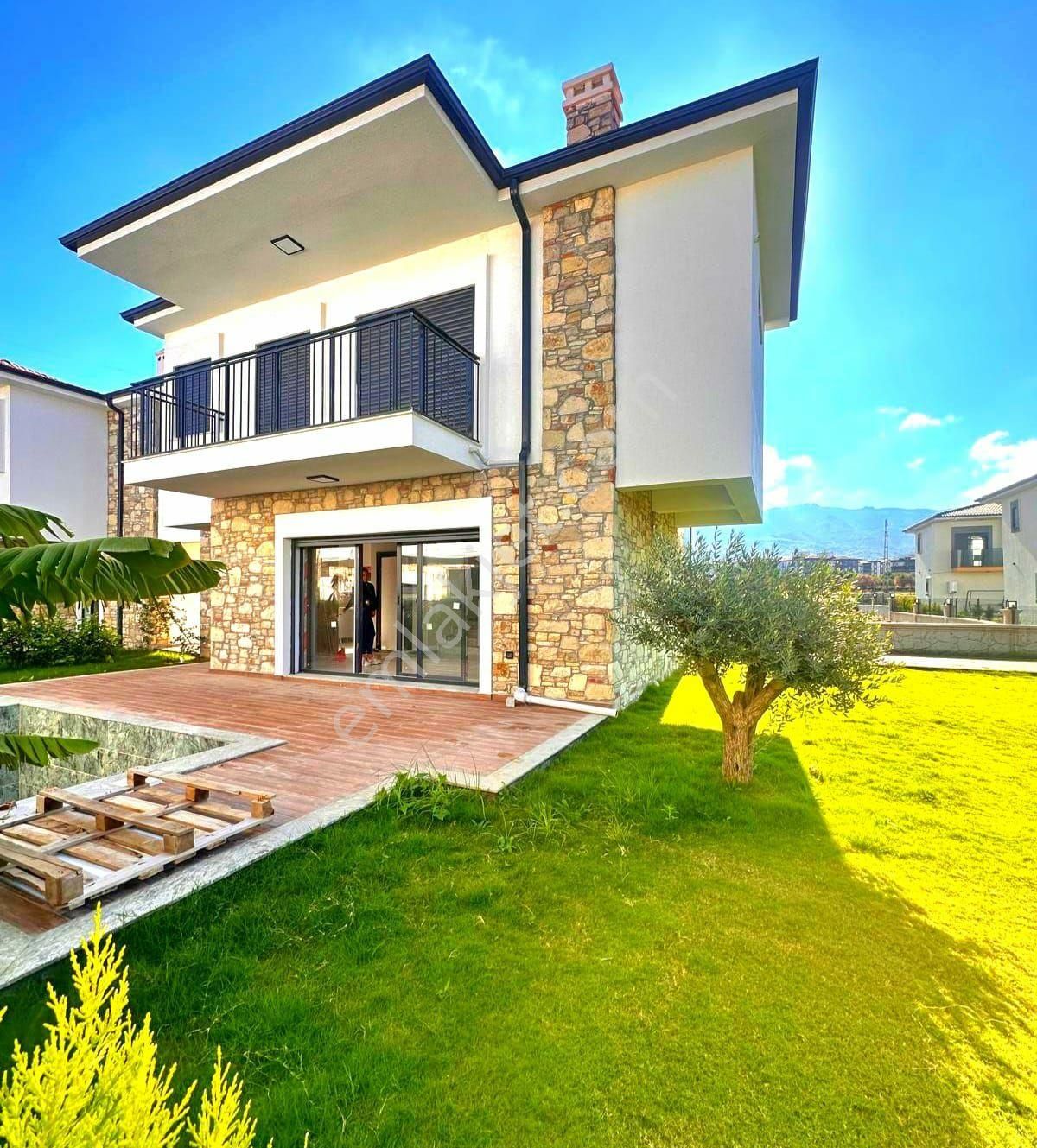 Kuşadasında Köşe Konumlu Özel Havuzlu 3+1 Sıfır Villa