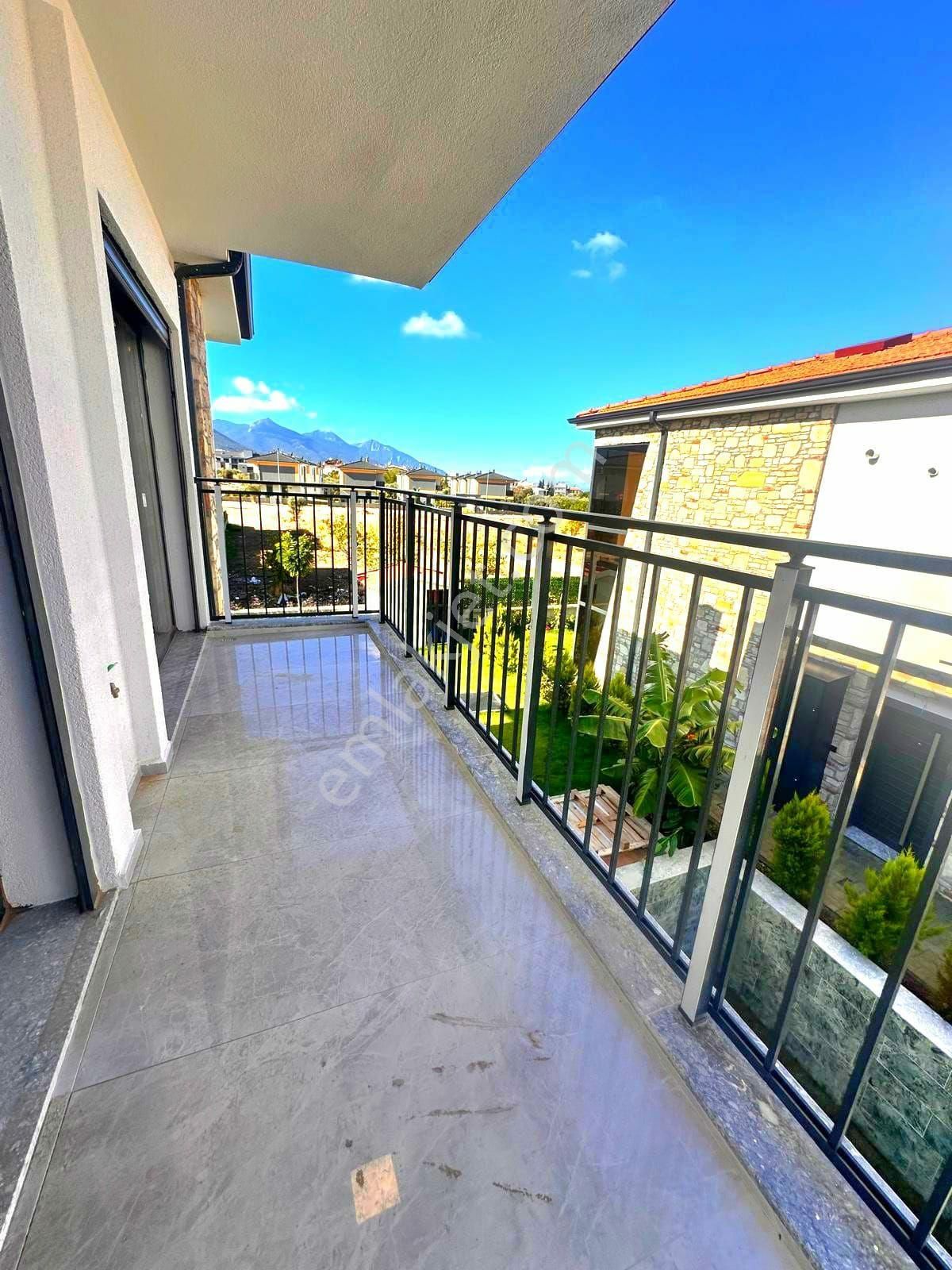 Kuşadasında Köşe Konumlu Özel Havuzlu 3+1 Sıfır Villa - Görsel 14