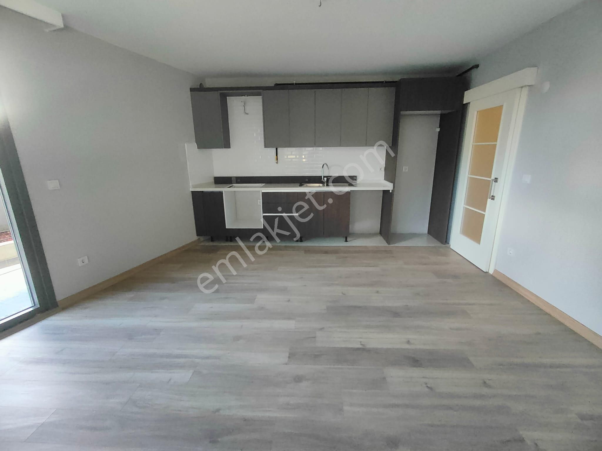 Emlak Dünyasından Küçükyalı Da Satılık 1+1 Bahçe Kullanımlı - Görsel 3