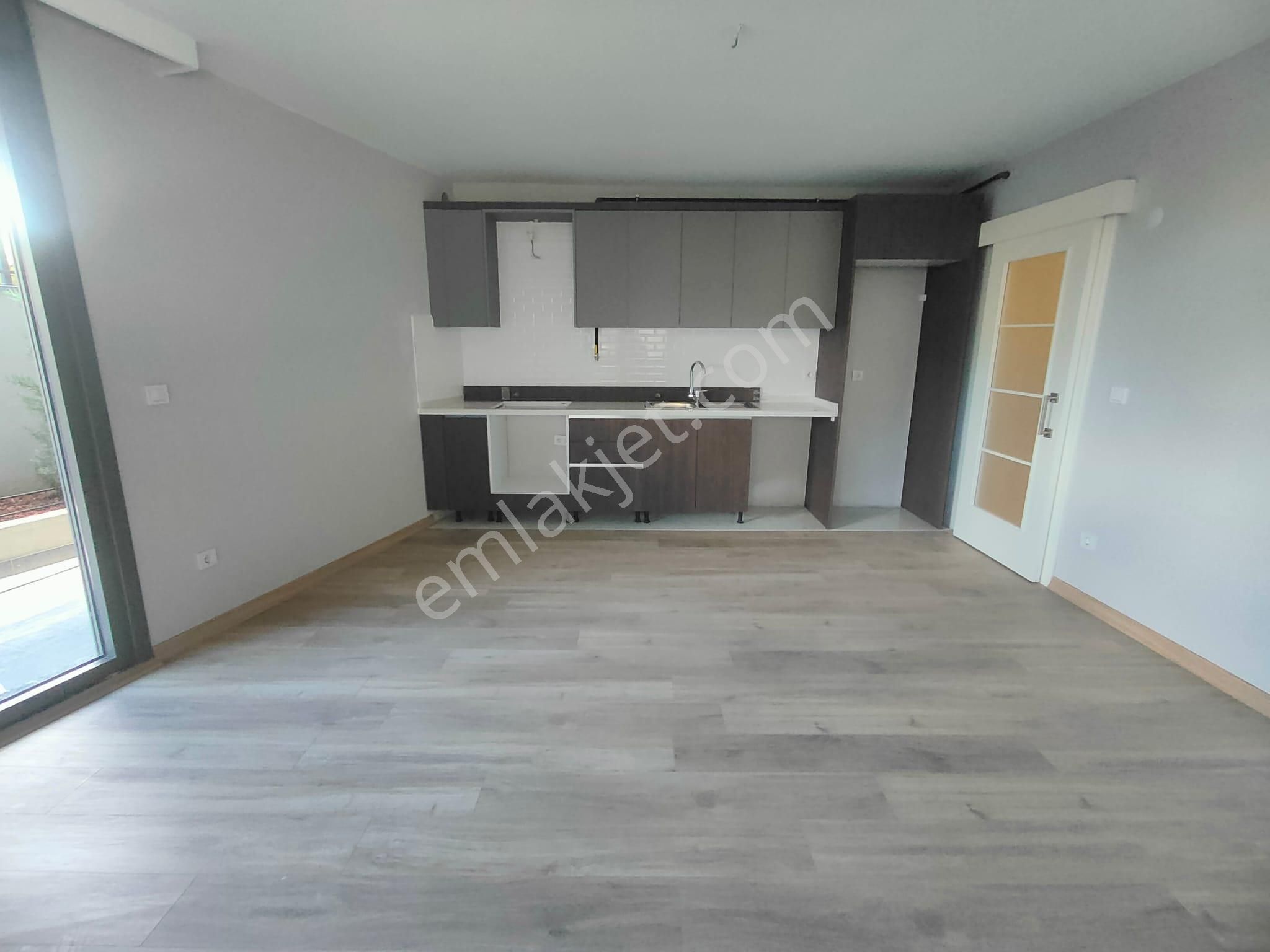 Emlak Dünyasından Küçükyalı Da Satılık 1+1 Bahçe Kullanımlı - Görsel 5