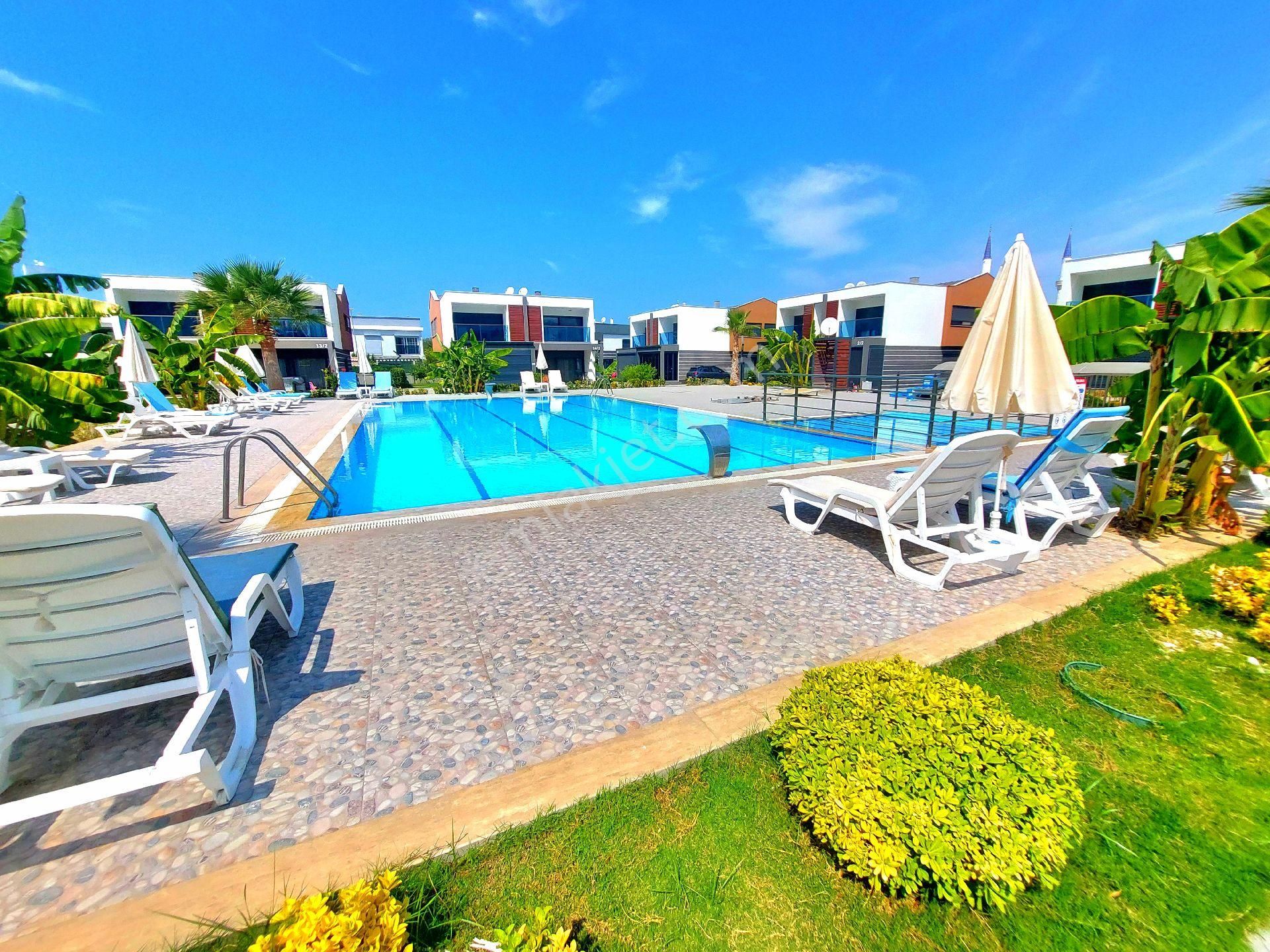 Kuşadasında Plaja Ve Avm'lere Yakın Havuzlu Sitede Otoparklı Bahçeli Sıfır Villa - Görsel 9