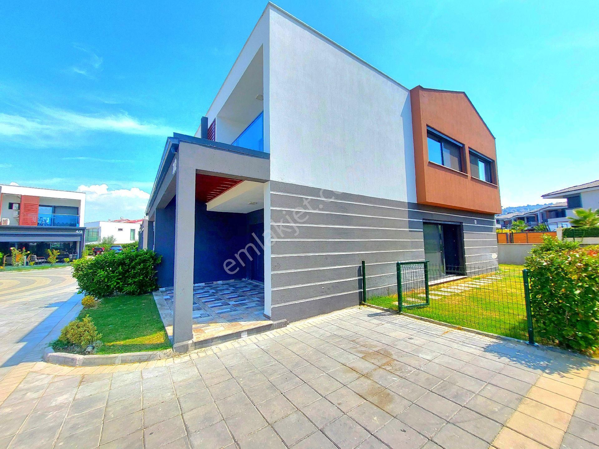 Kuşadasında Plaja Ve Avm'lere Yakın Havuzlu Sitede Otoparklı Bahçeli Sıfır Villa - Görsel 10