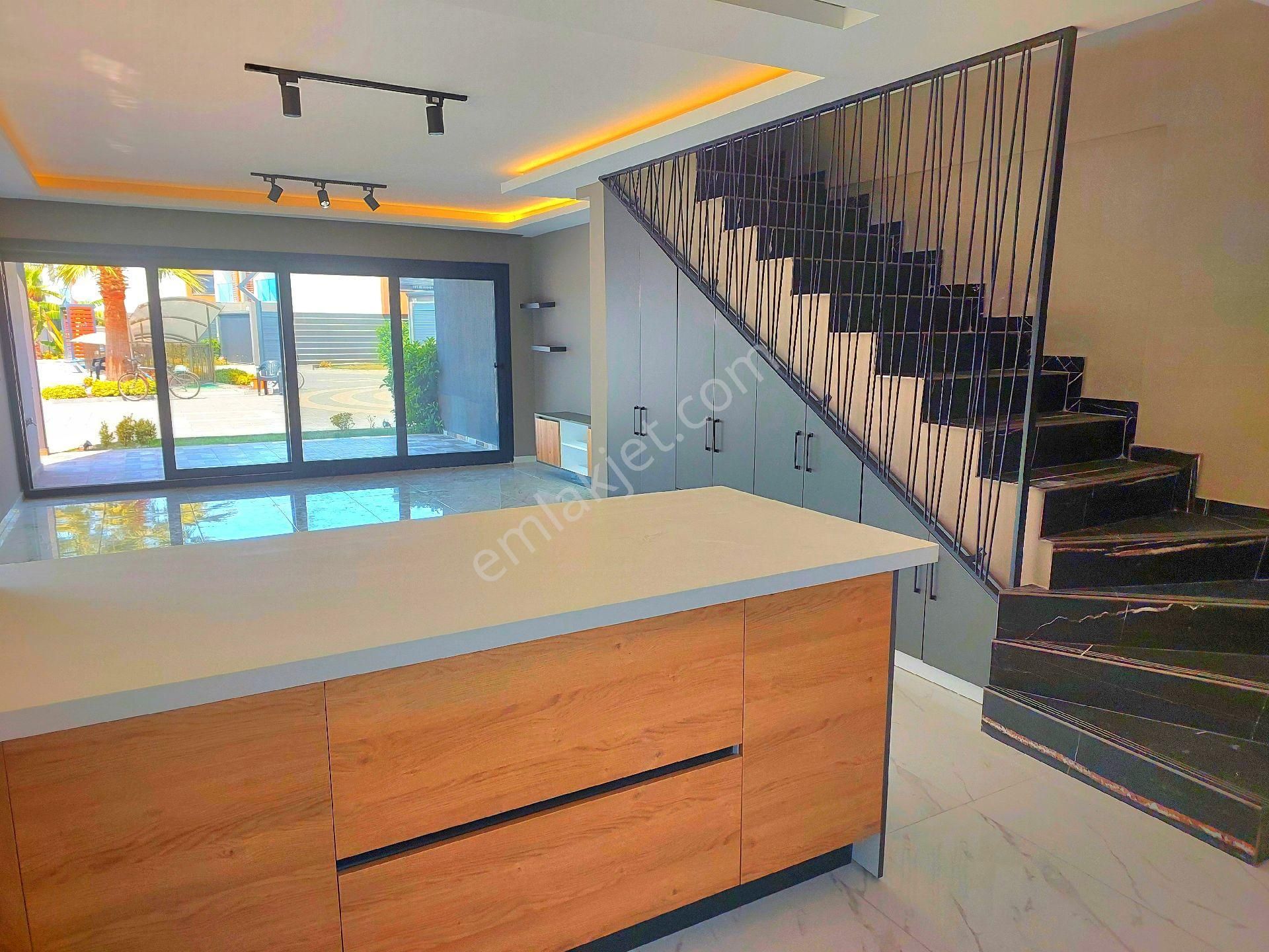 Kuşadasında Plaja Ve Avm'lere Yakın Havuzlu Sitede Otoparklı Bahçeli Sıfır Villa - Görsel 32