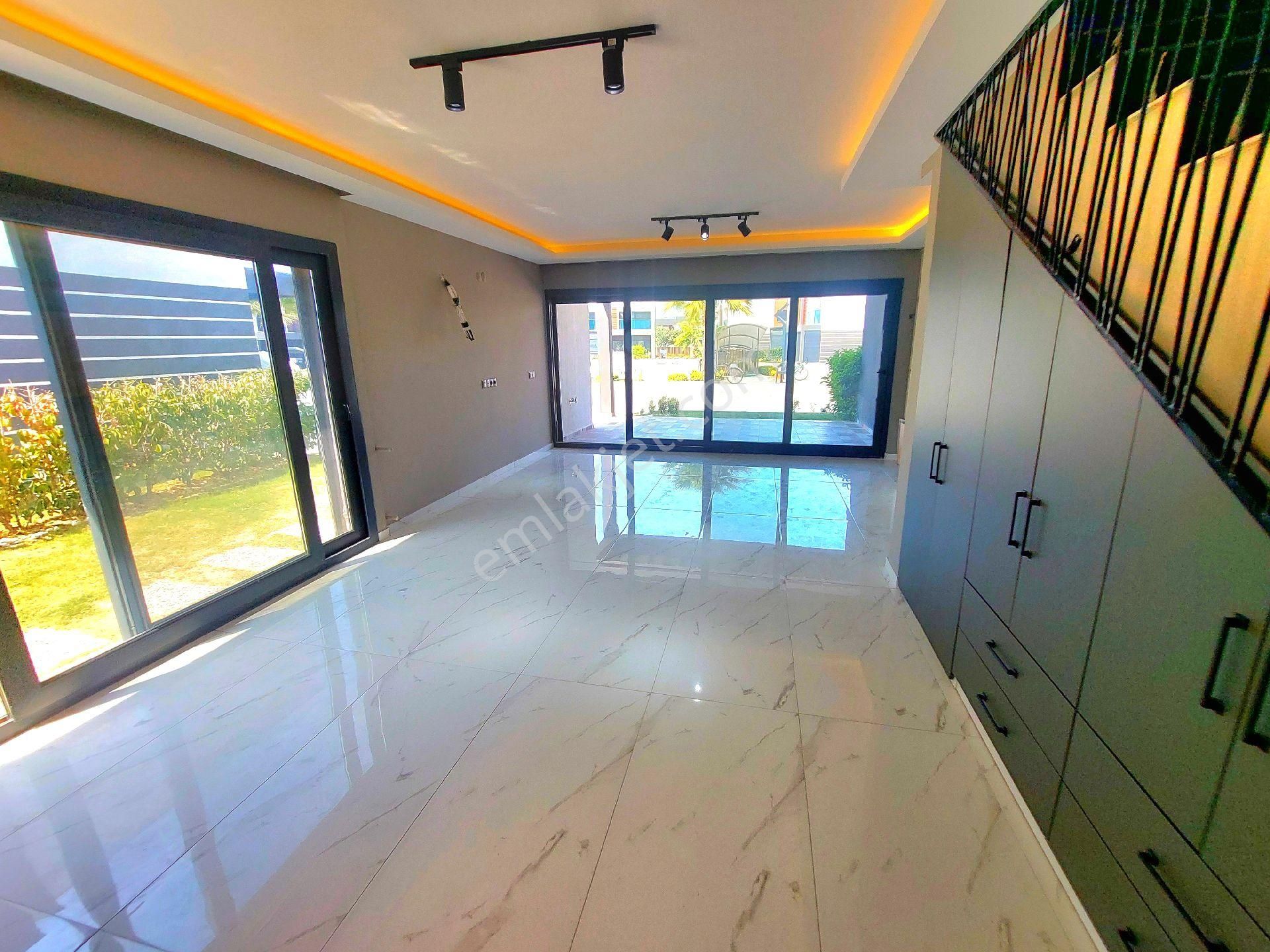 Kuşadasında Plaja Ve Avm'lere Yakın Havuzlu Sitede Otoparklı Bahçeli Sıfır Villa - Görsel 27