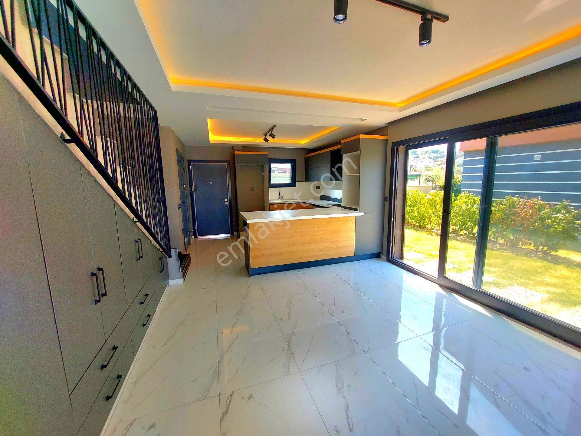 Kuşadasında Plaja Ve Avm'lere Yakın Havuzlu Sitede Otoparklı Bahçeli Sıfır Villa - Görsel 24