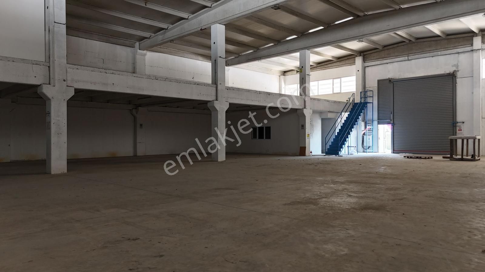 Bergama 3'üncü Sanayi Bölgesinde 1000 M2 Depo Kiralıktır