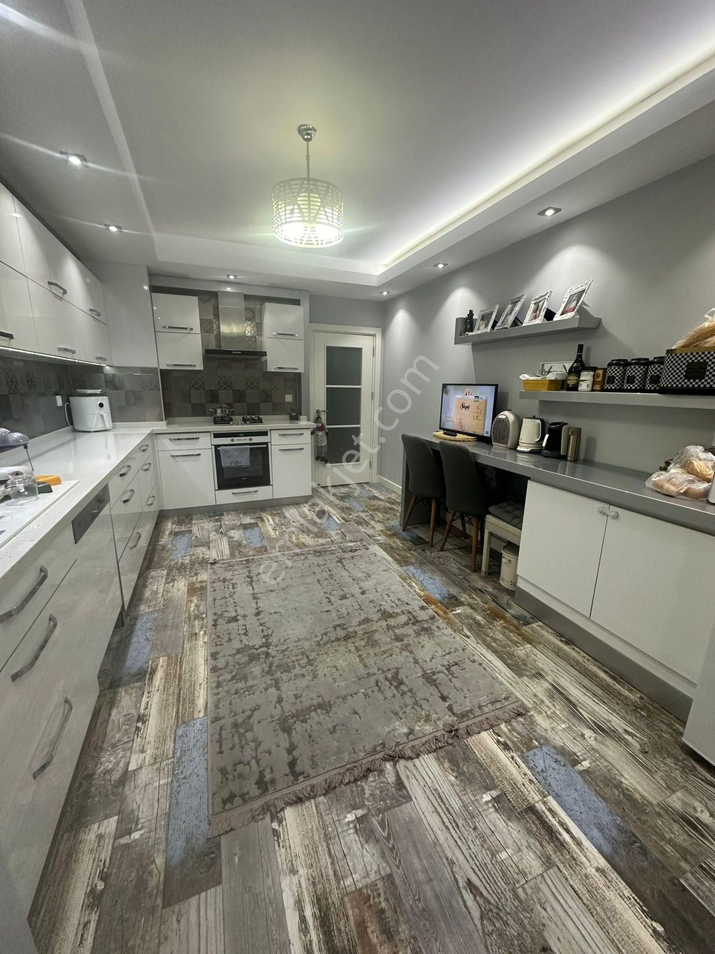 Yeni Binada Arakat , Ayrı Mutfaklı Geniş 3+1