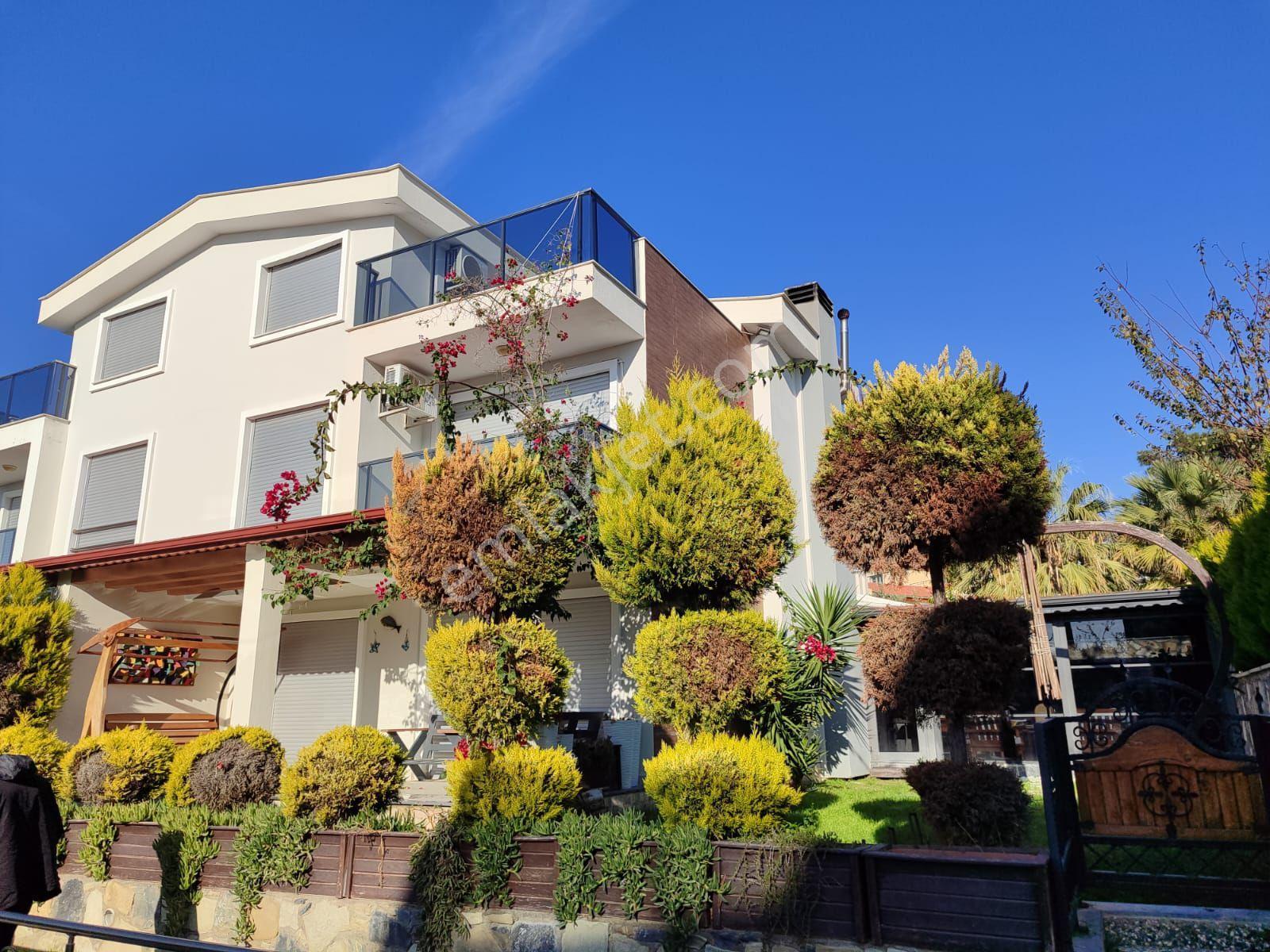 Kuşadası Soğucak'ta Havuzlu Sitede 5+2 Villa