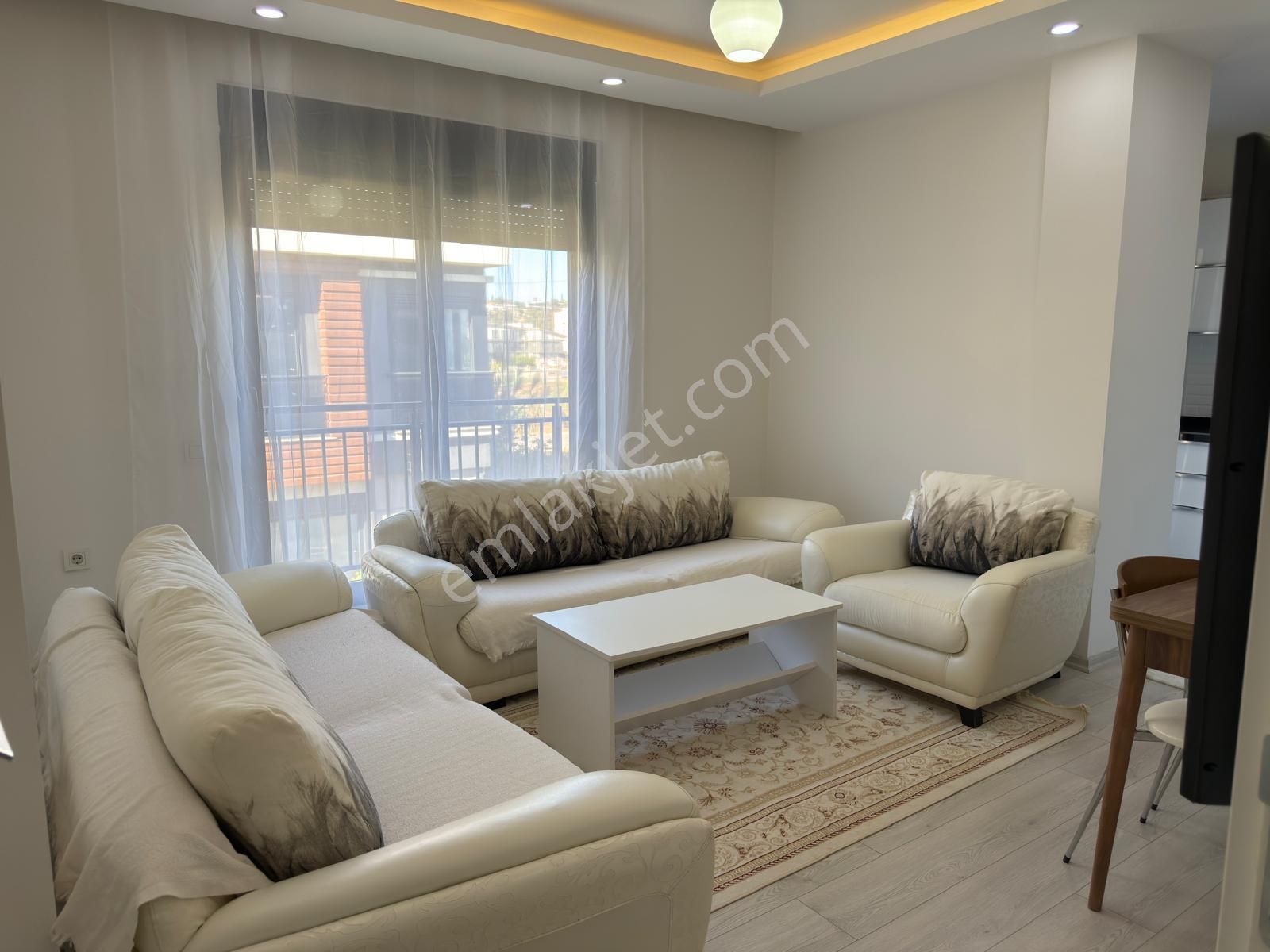 Lara Plajlarına 1 Km. Mesafede Havuzlu Sitede 1+1 Arakat