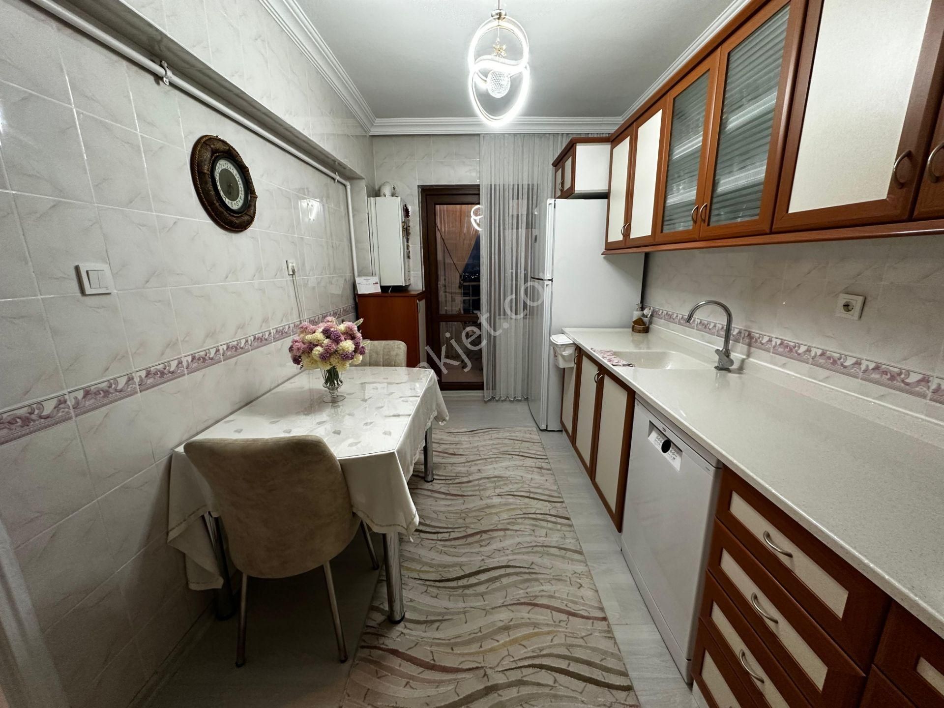 Osmangazi Ana Cadde Üzerinde Manzaralı Ara Kat Çok Geniş Kiralık Daire 3+1 - Görsel 3