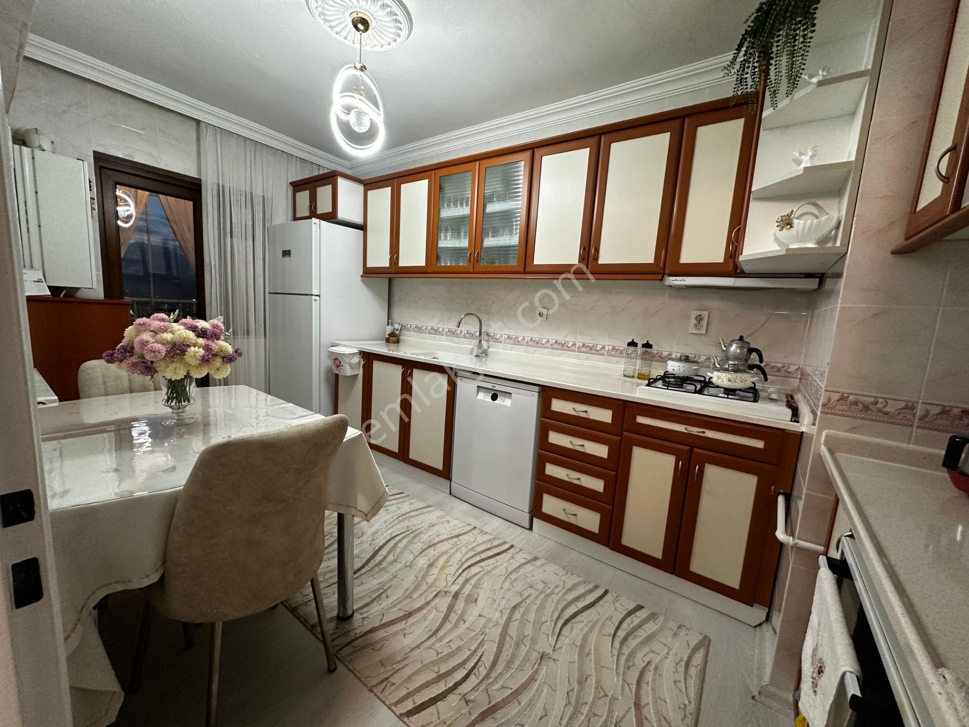 Osmangazi Ana Cadde Üzerinde Manzaralı Ara Kat Çok Geniş Kiralık Daire 3+1 - Görsel 5