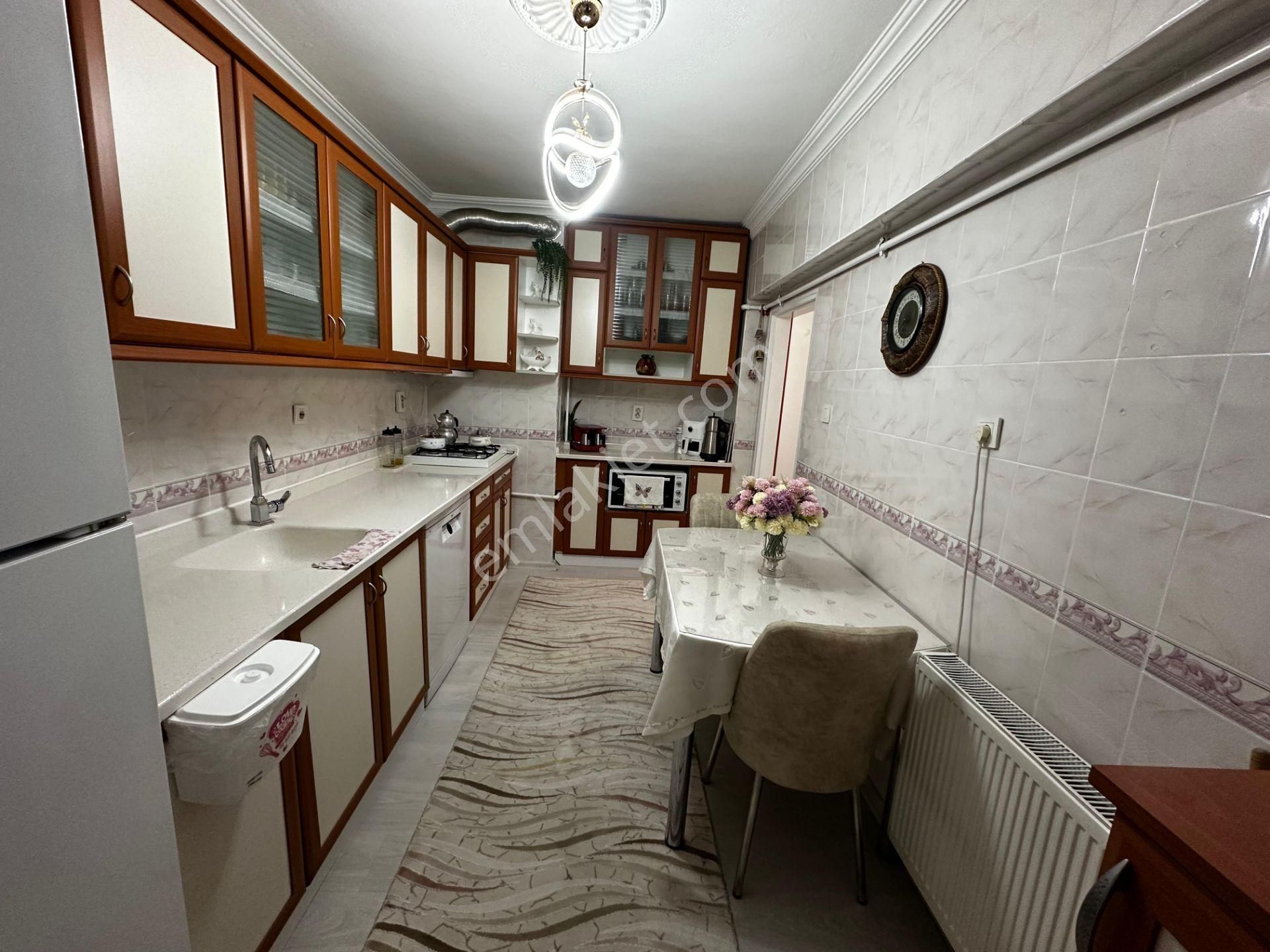 Osmangazi Ana Cadde Üzerinde Manzaralı Ara Kat Çok Geniş Kiralık Daire 3+1 - Görsel 2