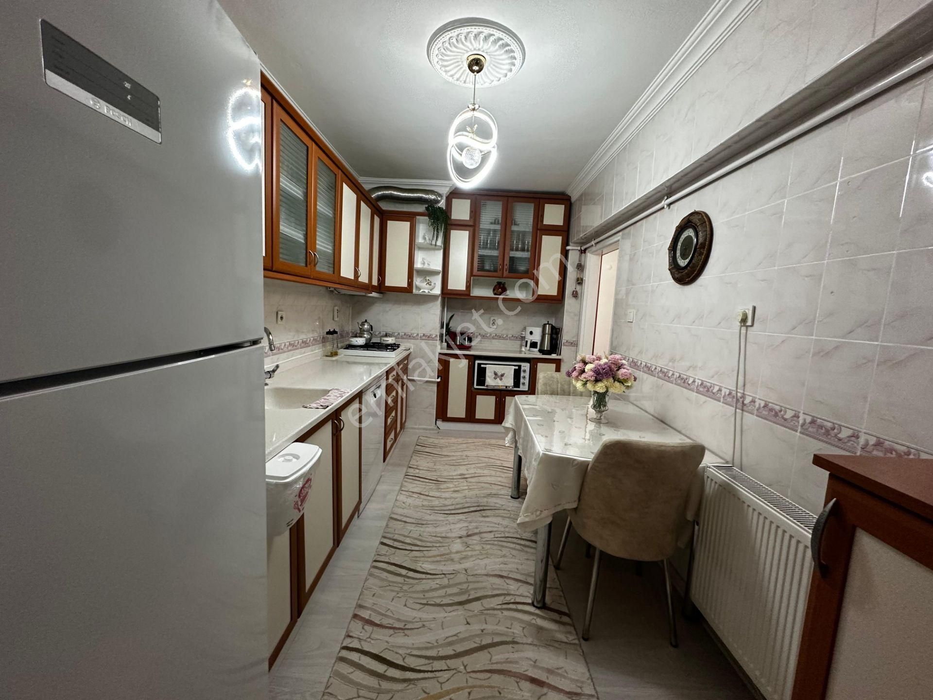 Osmangazi Ana Cadde Üzerinde Manzaralı Ara Kat Çok Geniş Kiralık Daire 3+1 - Görsel 4