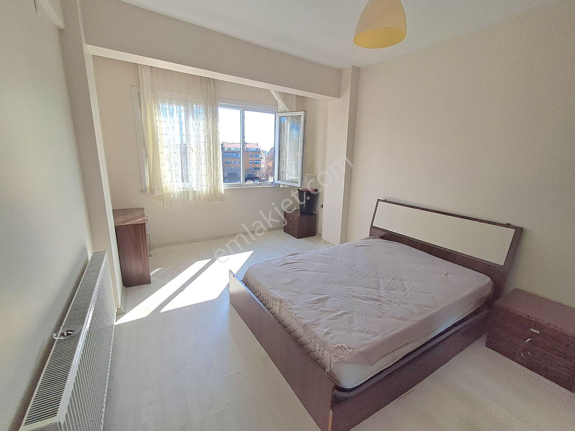 Fatih - Şehremini, Küçük Saray Meydanında, Meydan Cepheli Satılık Bina! - Görsel 4