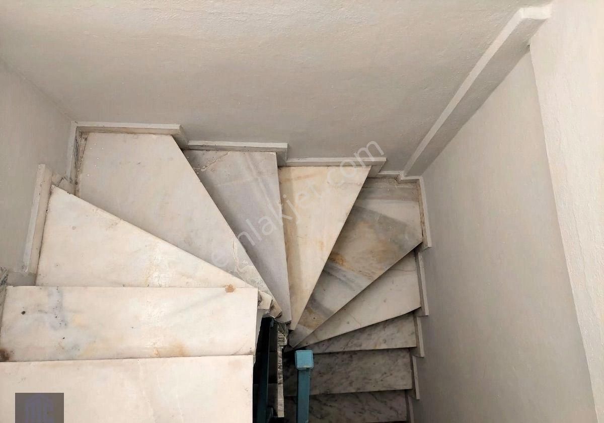 Seferihisar Atatürk Mahallesinde 3+1 Satılık Villa Bahçeli Denize Yakın - Görsel 31