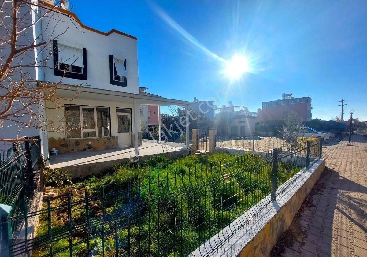 Seferihisar Atatürk Mahallesinde 3+1 Satılık Villa Bahçeli Denize Yakın - Görsel 18