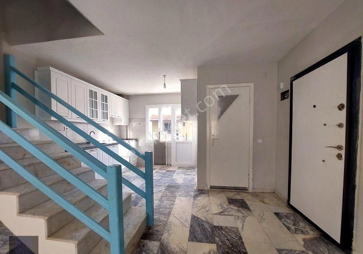 Seferihisar Atatürk Mahallesinde 3+1 Satılık Villa Bahçeli Denize Yakın - Görsel 11