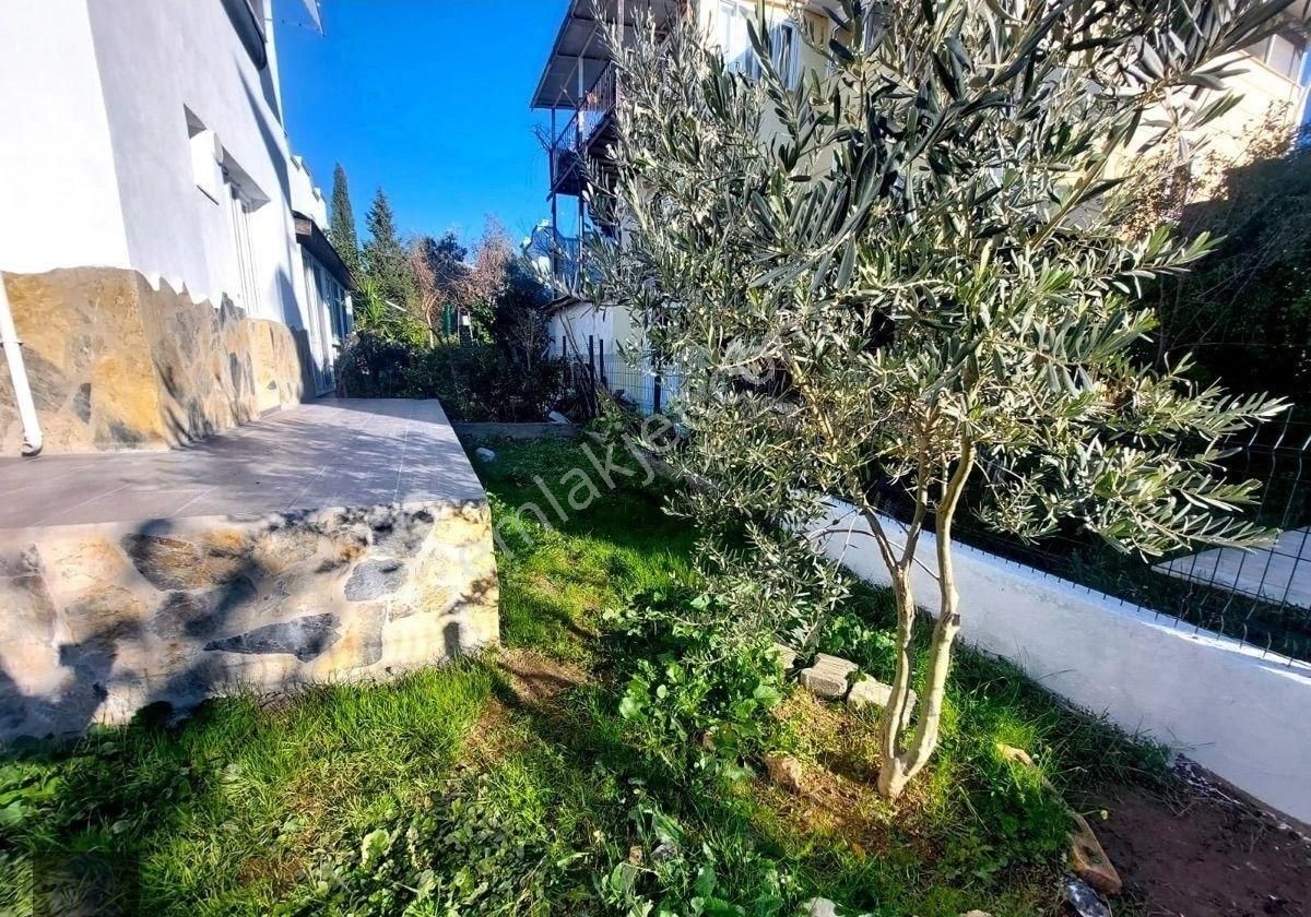 Seferihisar Atatürk Mahallesinde 3+1 Satılık Villa Bahçeli Denize Yakın - Görsel 13