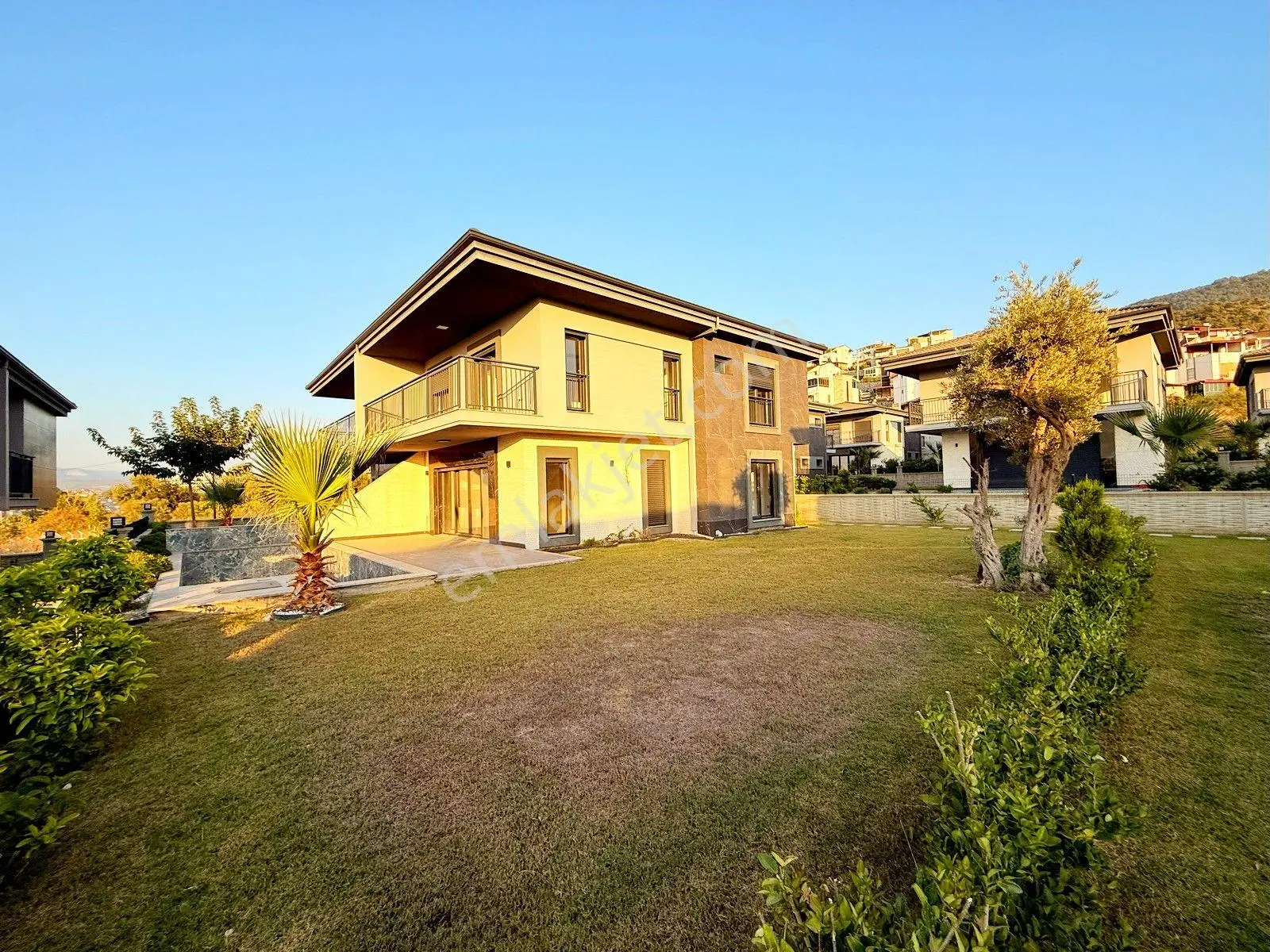 Kuşadası Güzelçamlıda Özel Havuzlu 4 Oda 1 Salon Geniş Bahçeli Villa - Görsel 3