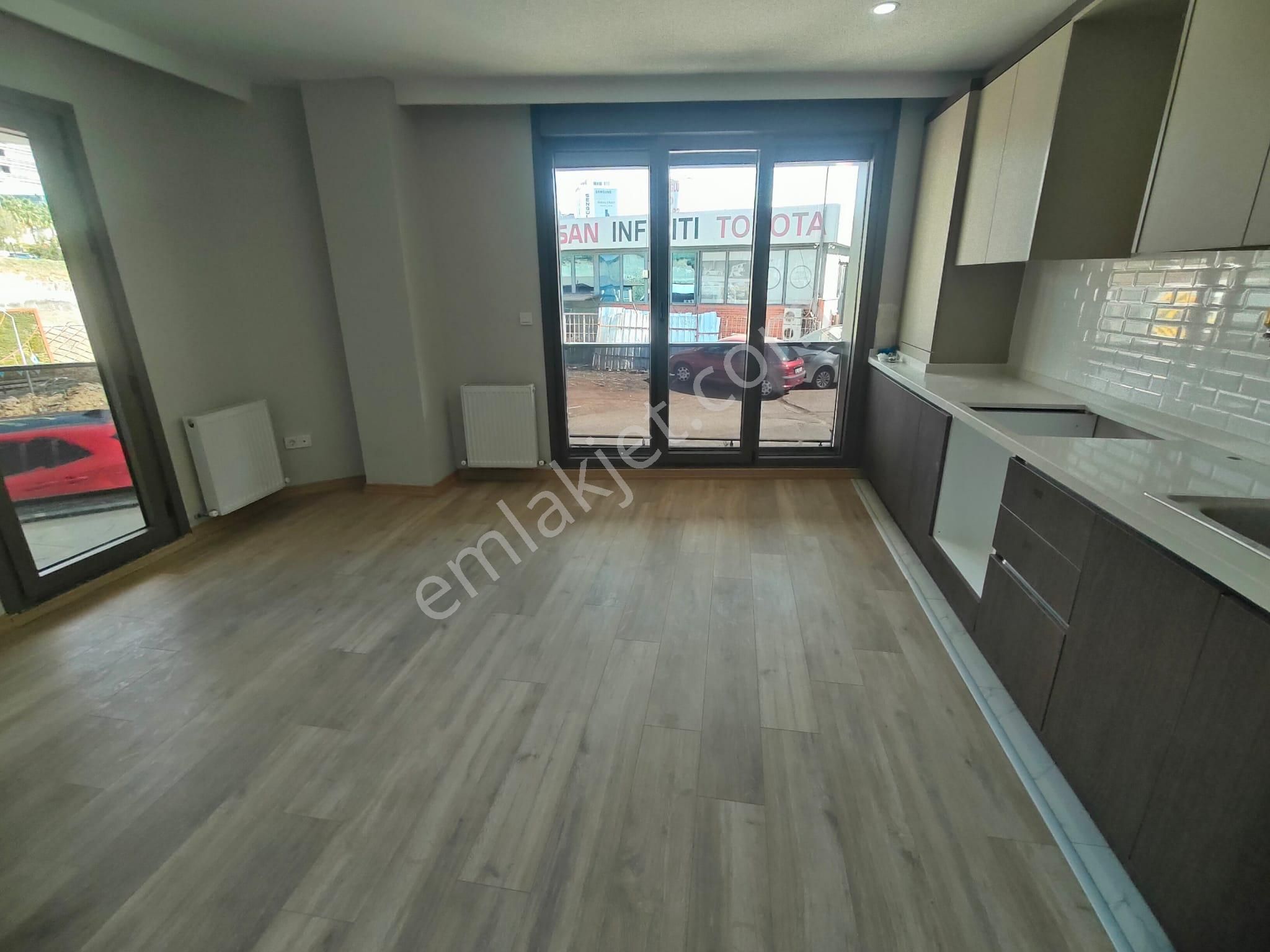 Emlak Dünyasından Küçükyalı'da 1+1 Bahçe Kullanımlı Sıfır Daire