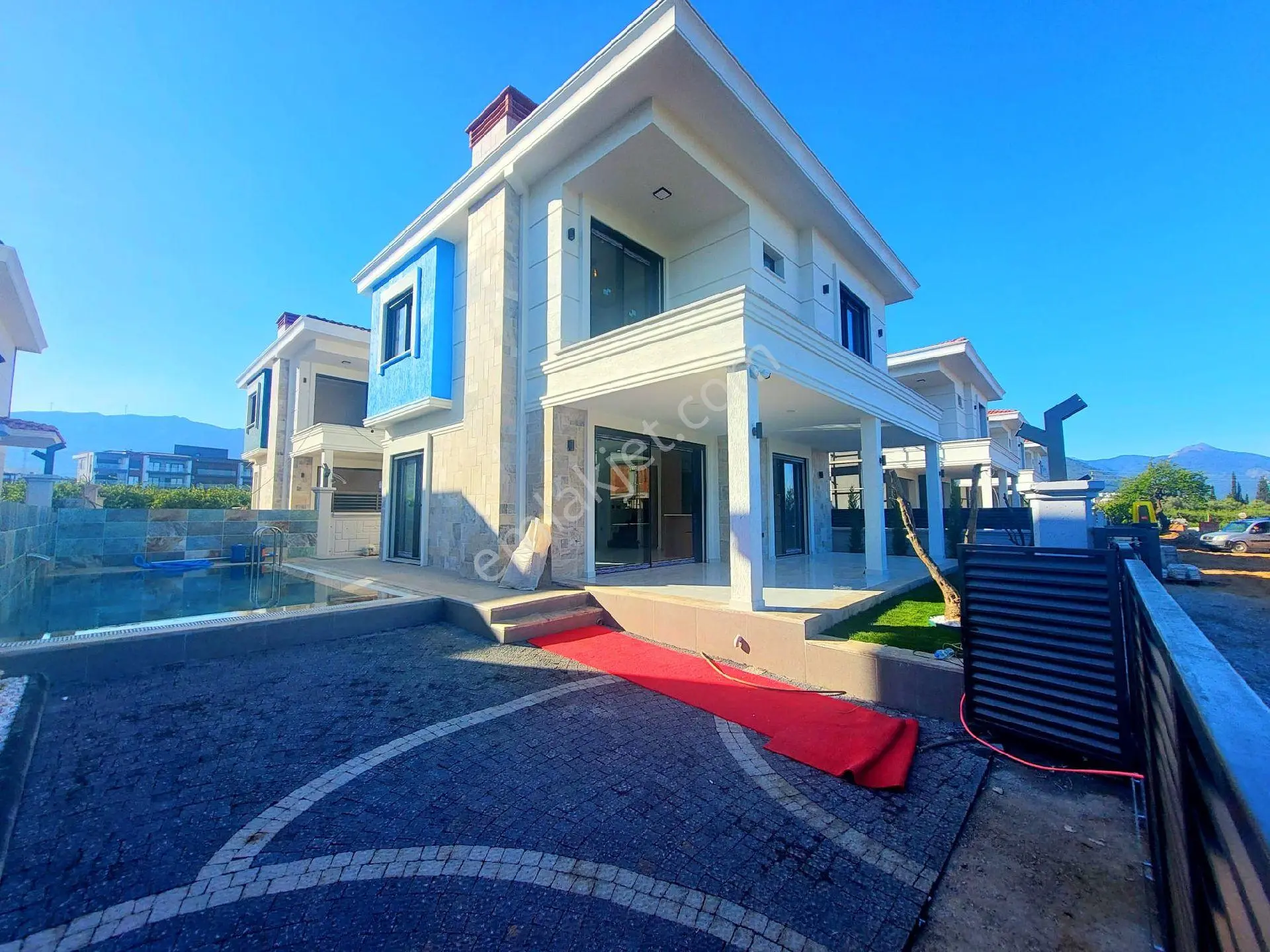 Kuşadasında Özel Havuzlu Tek Müstakil Akıllı Ev Sistemli Sıfır Villa