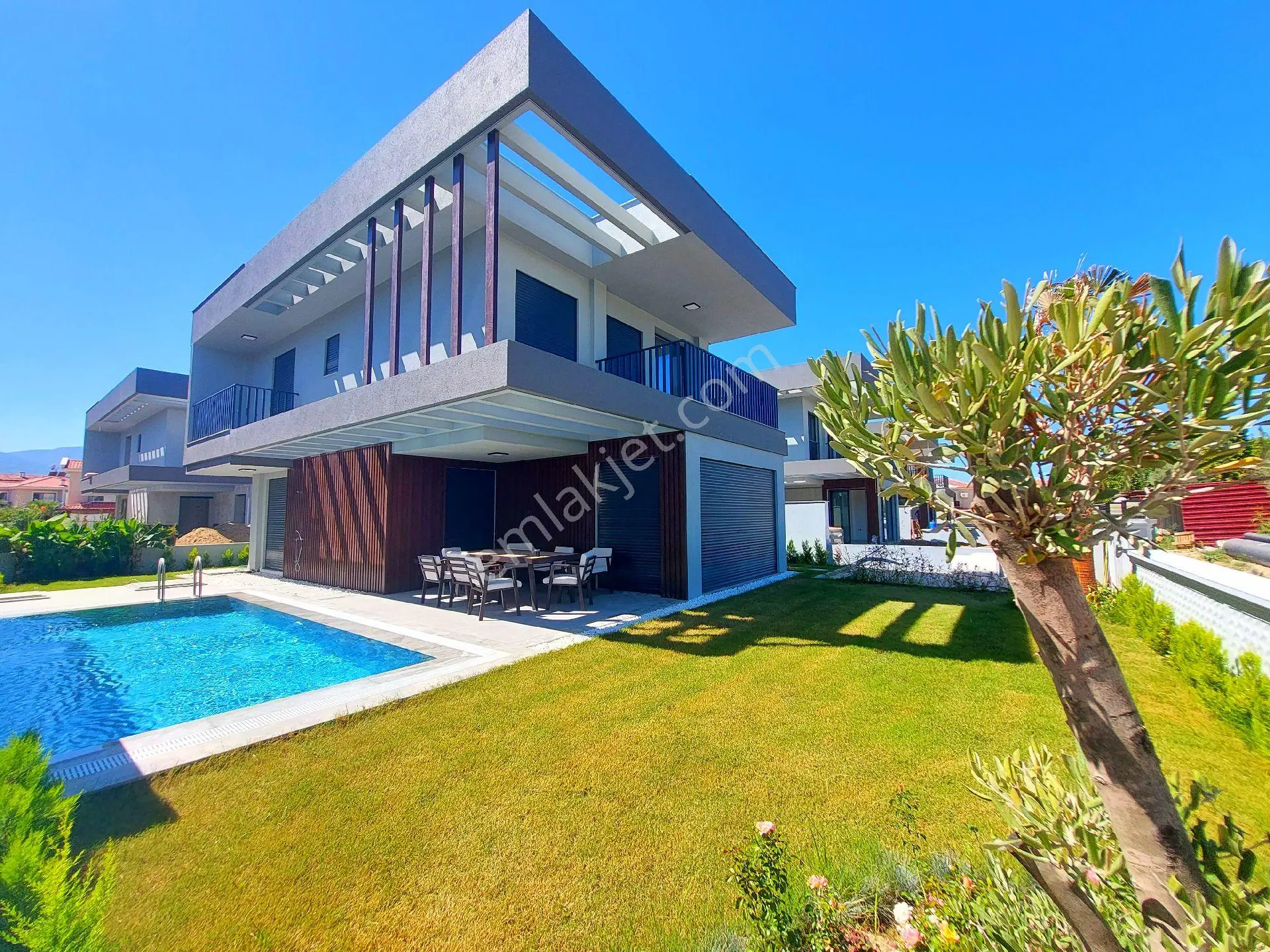 Davutlarda Plaja Yakın Özel Havuzlu Tek Müstakil 4+1 Sıfır Villa