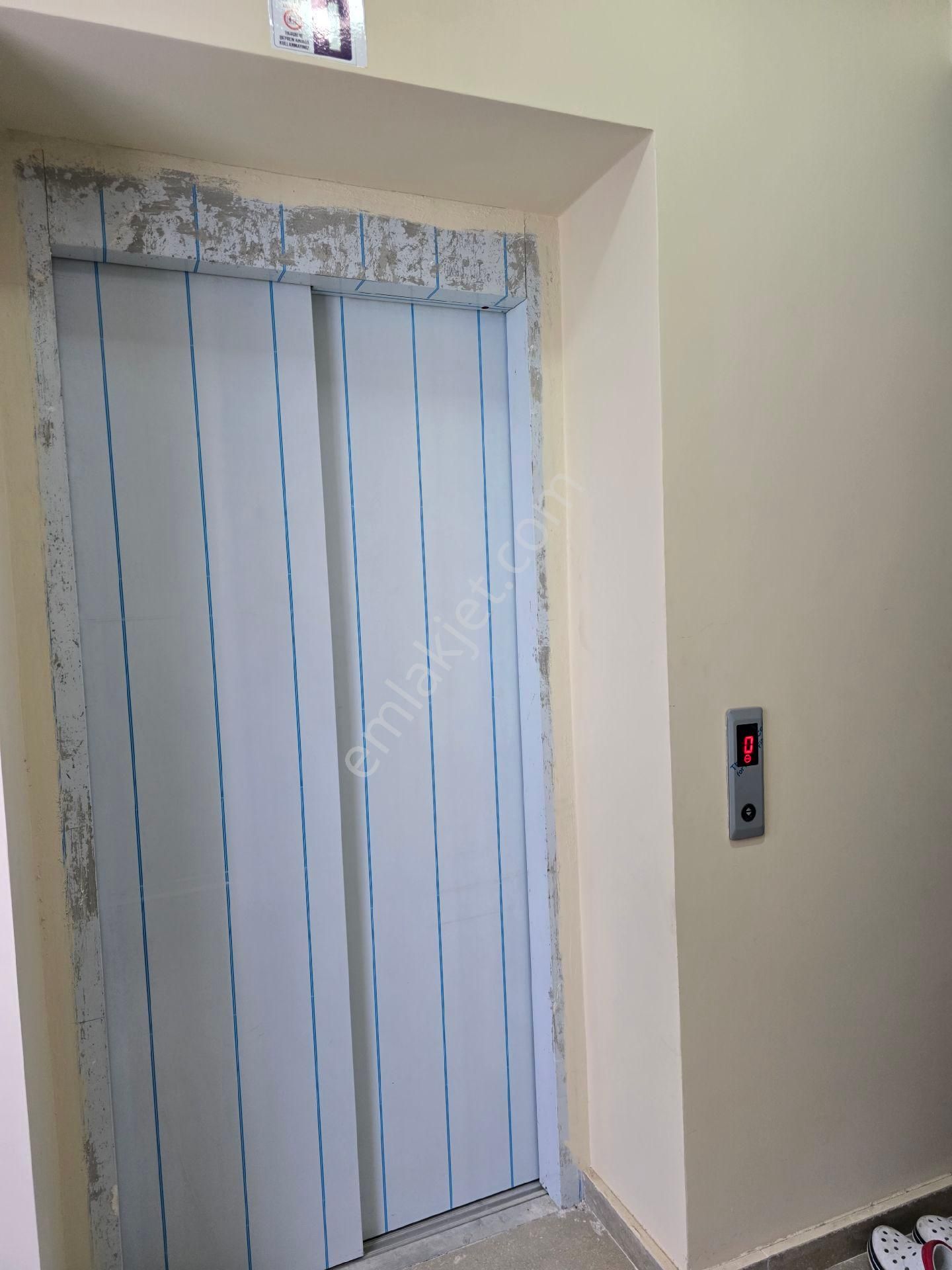 Kuşadası Merkezde Değirmendere Mevkiinde Arakat 1+1 60m2 Katlamalı Cam Balkonlu - Görsel 4