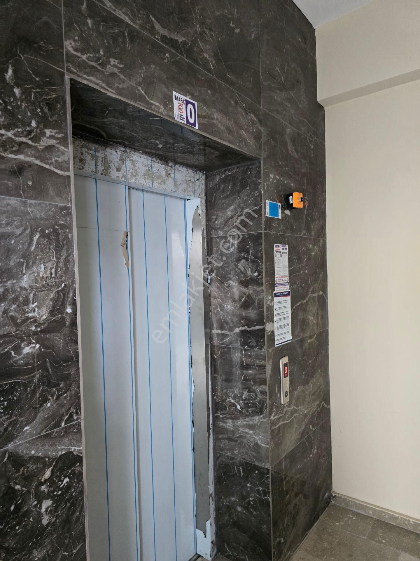 Kuşadası Merkezde Değirmendere Mevkiinde Arakat 1+1 60m2 Katlamalı Cam Balkonlu - Görsel 3