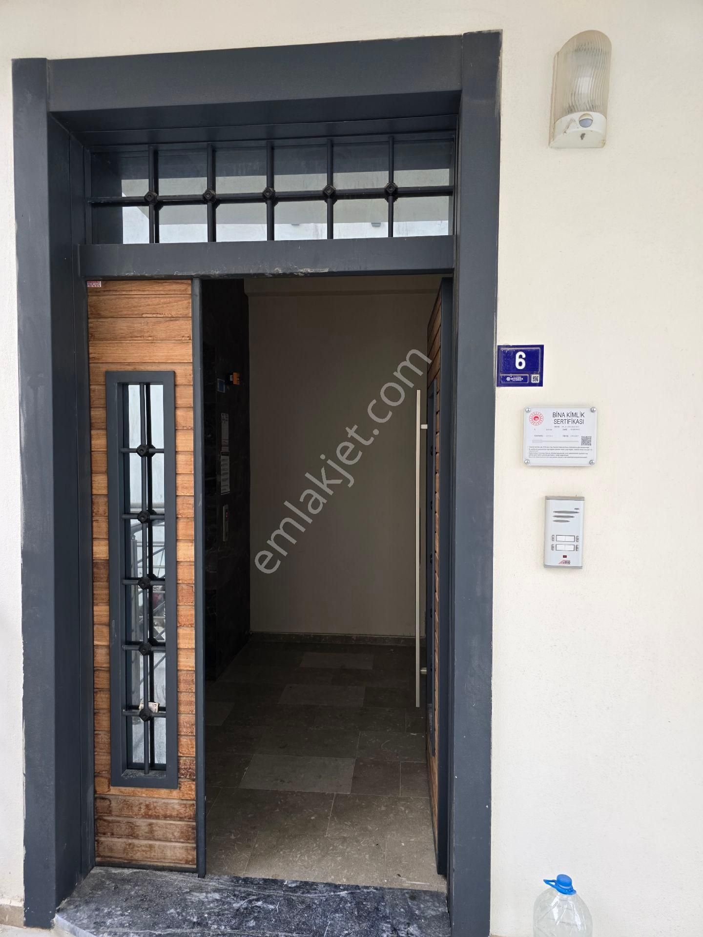 Kuşadası Merkezde Değirmendere Mevkiinde Arakat 1+1 60m2 Katlamalı Cam Balkonlu - Görsel 2