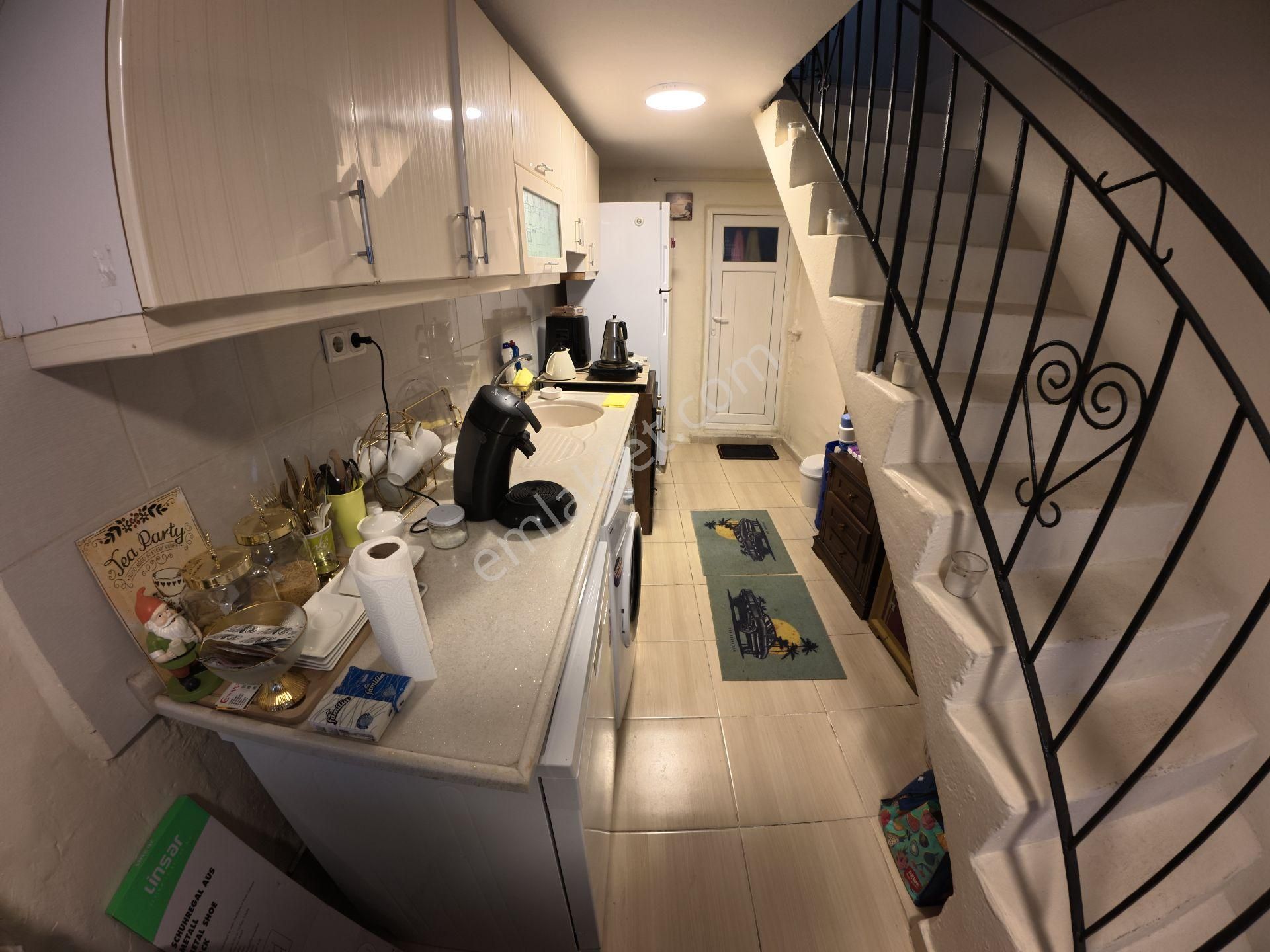 Çarşı İçerisinde Satılık 3 Katlı Rum Evi - Görsel 5