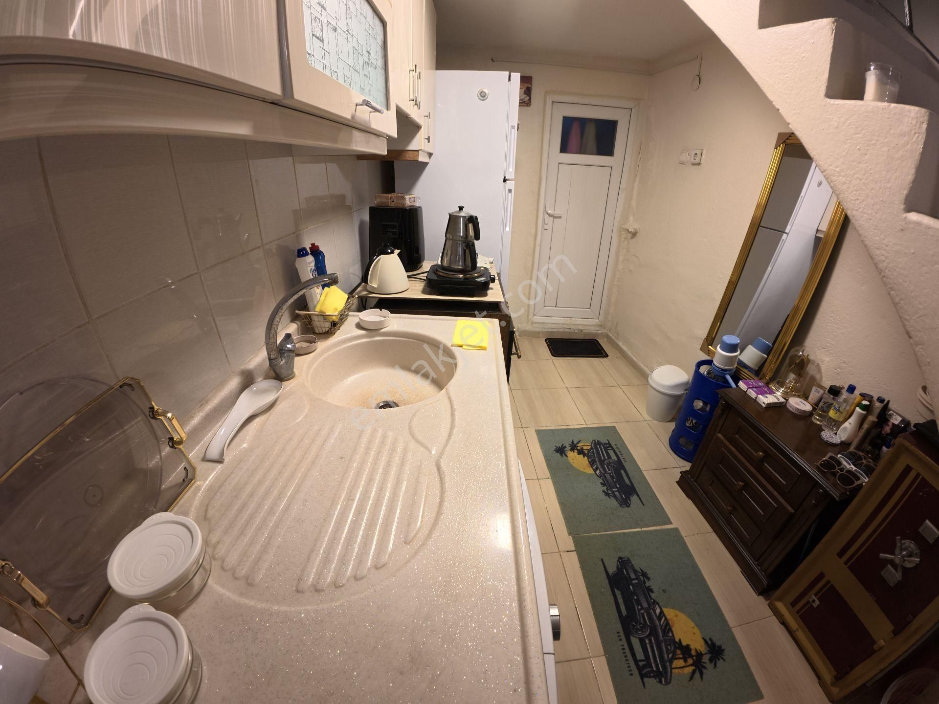 Çarşı İçerisinde Satılık 3 Katlı Rum Evi - Görsel 3