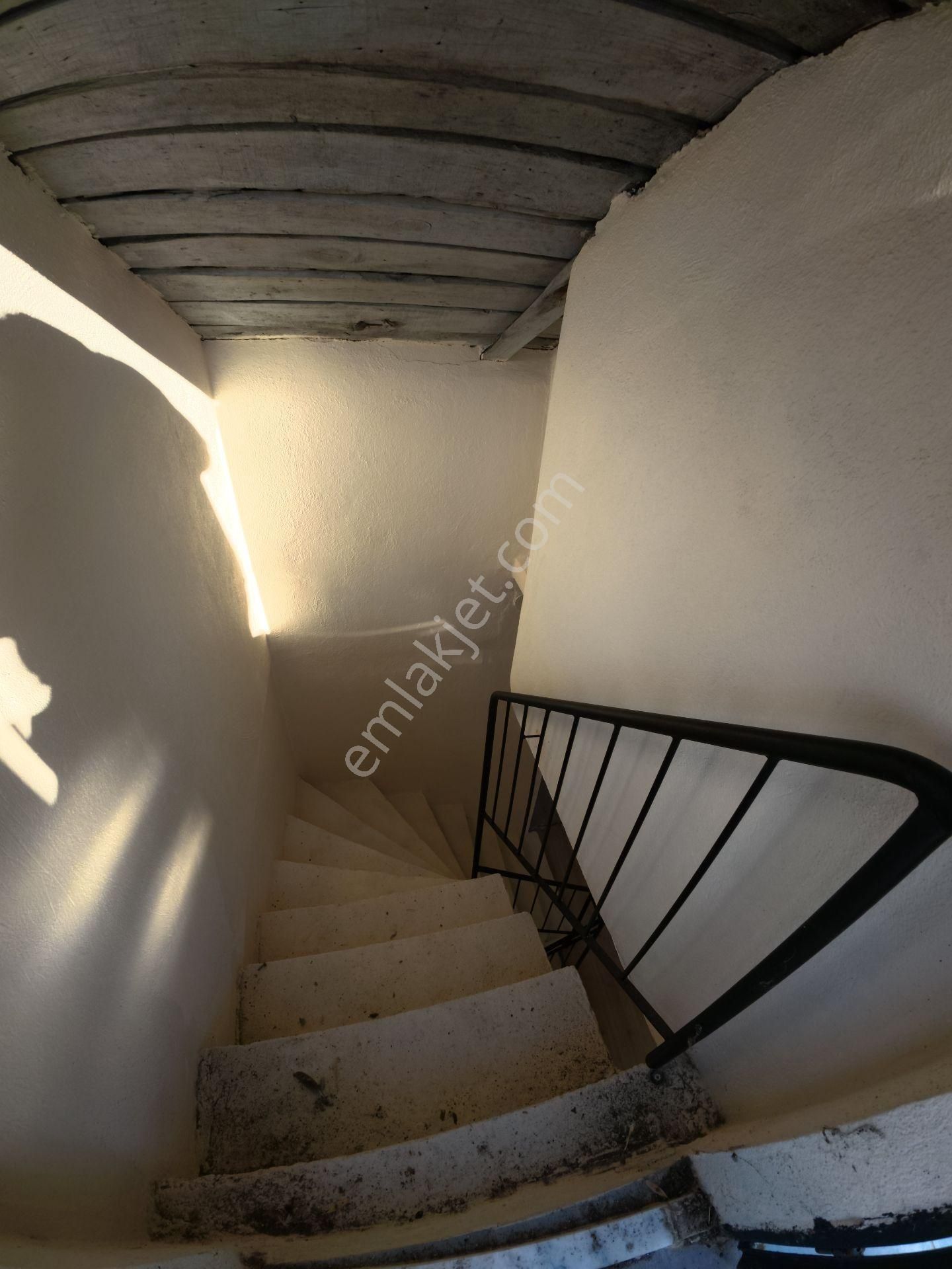 Çarşı İçerisinde Satılık 3 Katlı Rum Evi - Görsel 15