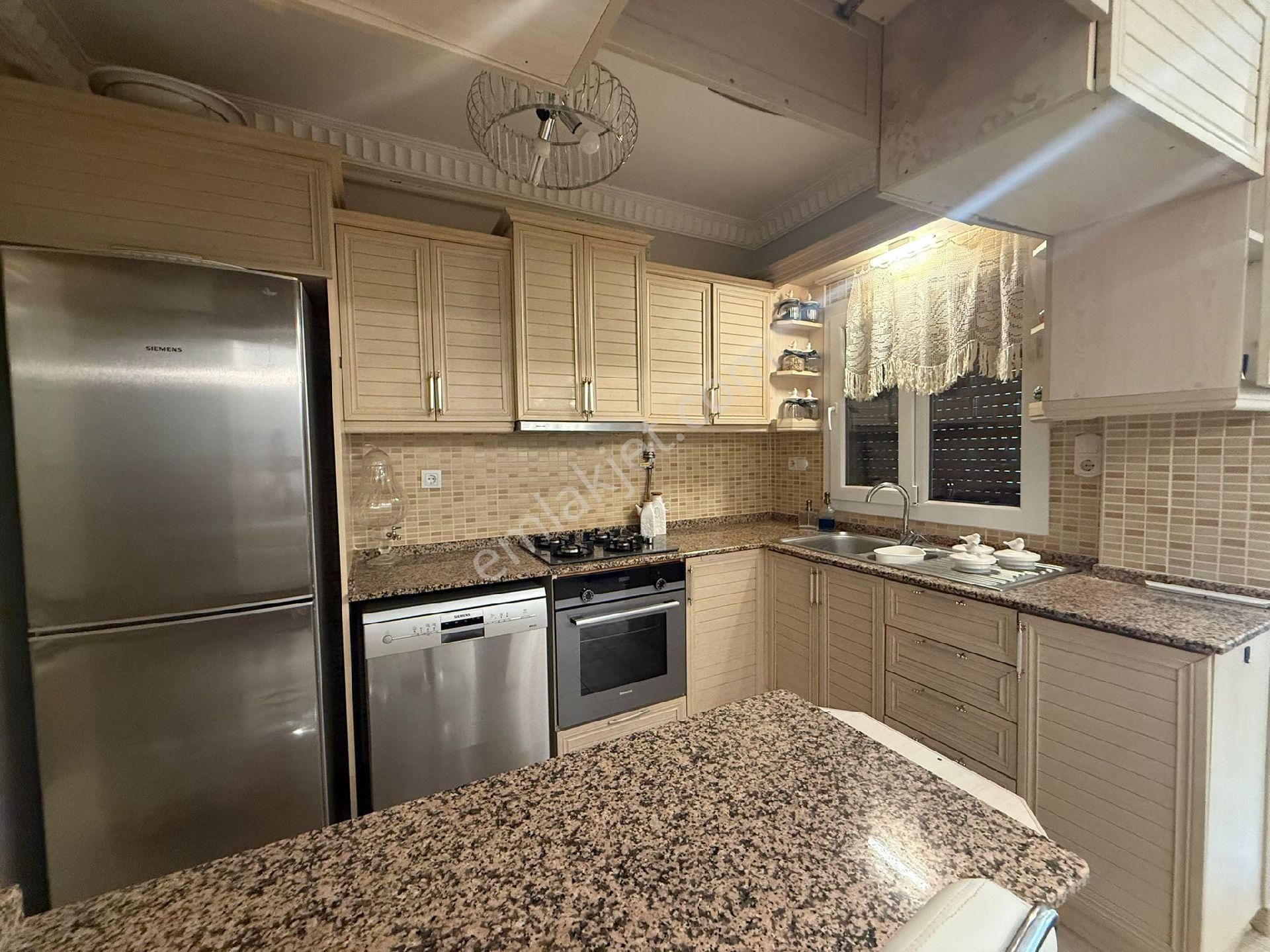 Kuşadası Ege Mahallesinde Elit Havuzlu Otoparklı Güvenlikli Sitede 2+1 90m2 Bakımlı - Görsel 13