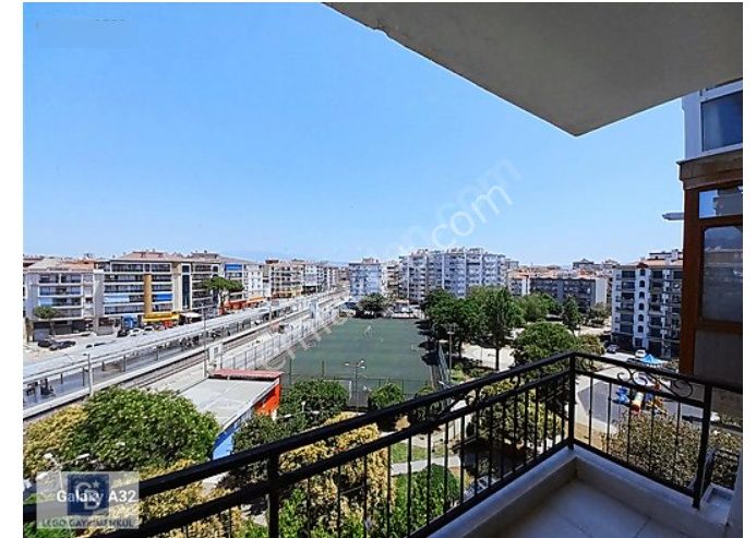 Karşıyaka Yalı Mahallesi Satılık Geniş Balkonlu 3+1 Daire